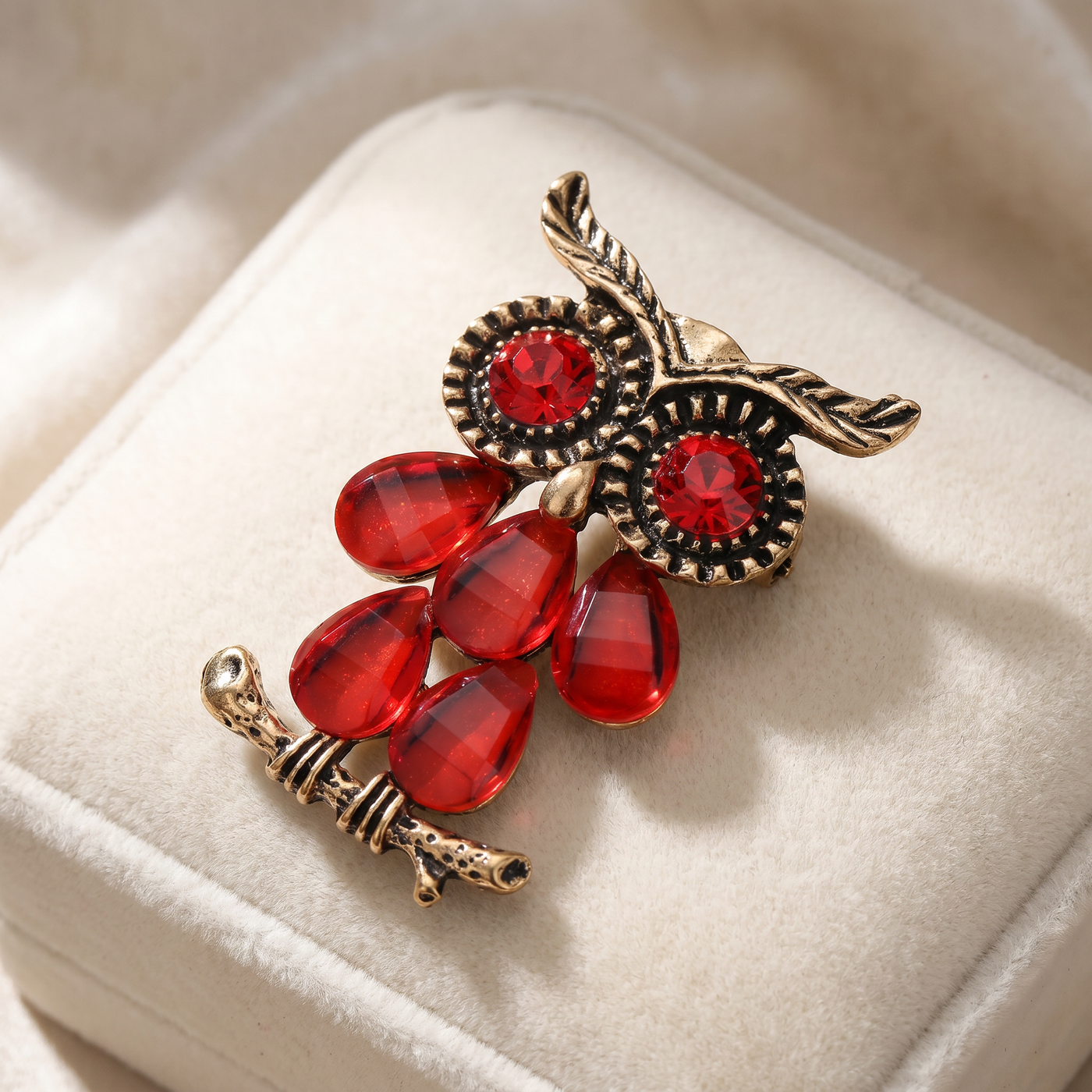 Broche Hibou, bijou fantaisie vintage Alyvoa portée sur un revers · Rouge