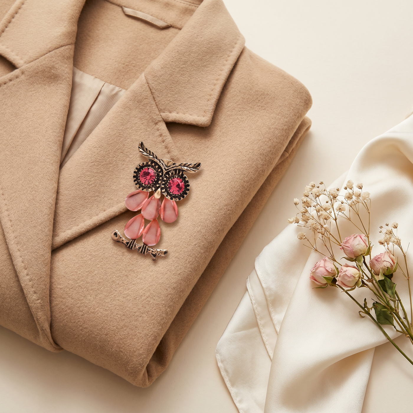 Broche Hibou, bijou fantaisie vintage Alyvoa vue en gros plan · Rose