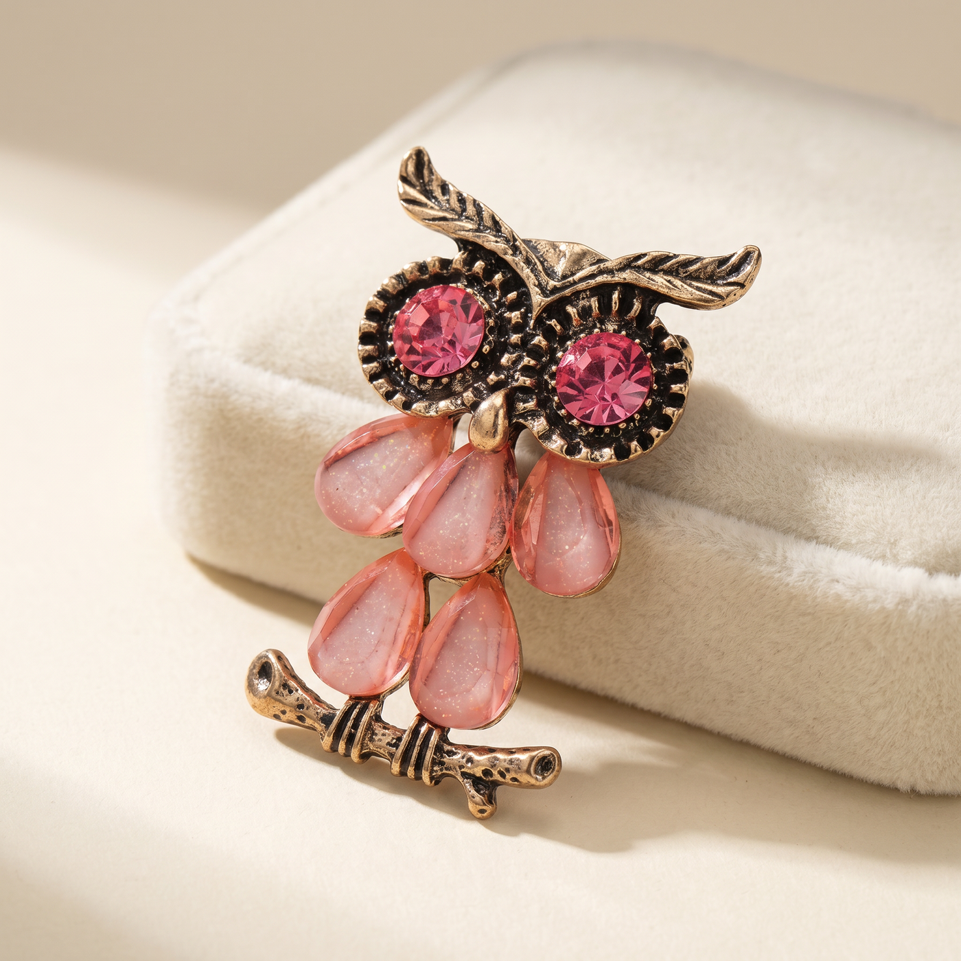 Broche Hibou, bijou fantaisie vintage Alyvoa tenue à la main · Rose