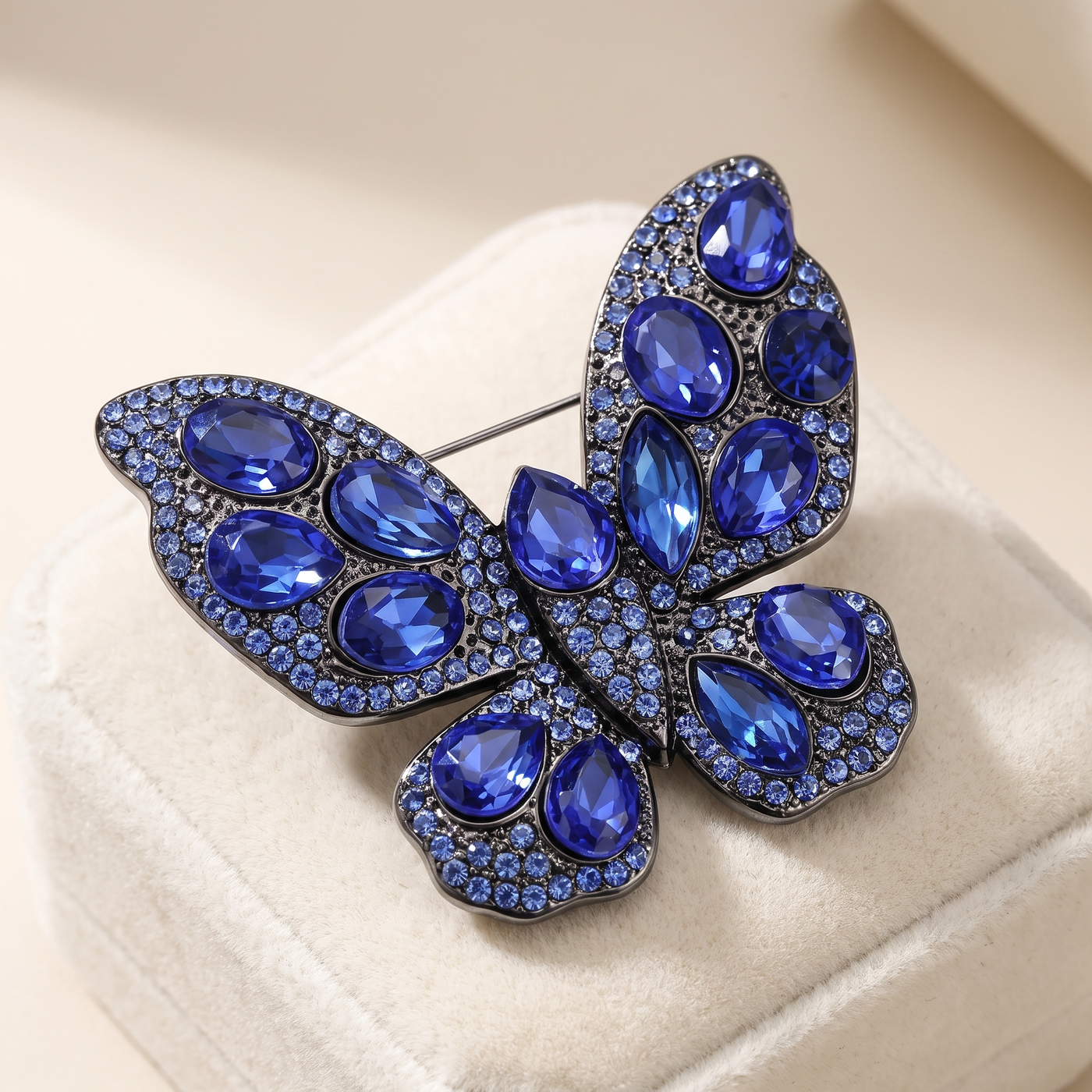 Broche Papillon en cristal, bijou vintage Alyvoa présentée sur un coussin · Bleu