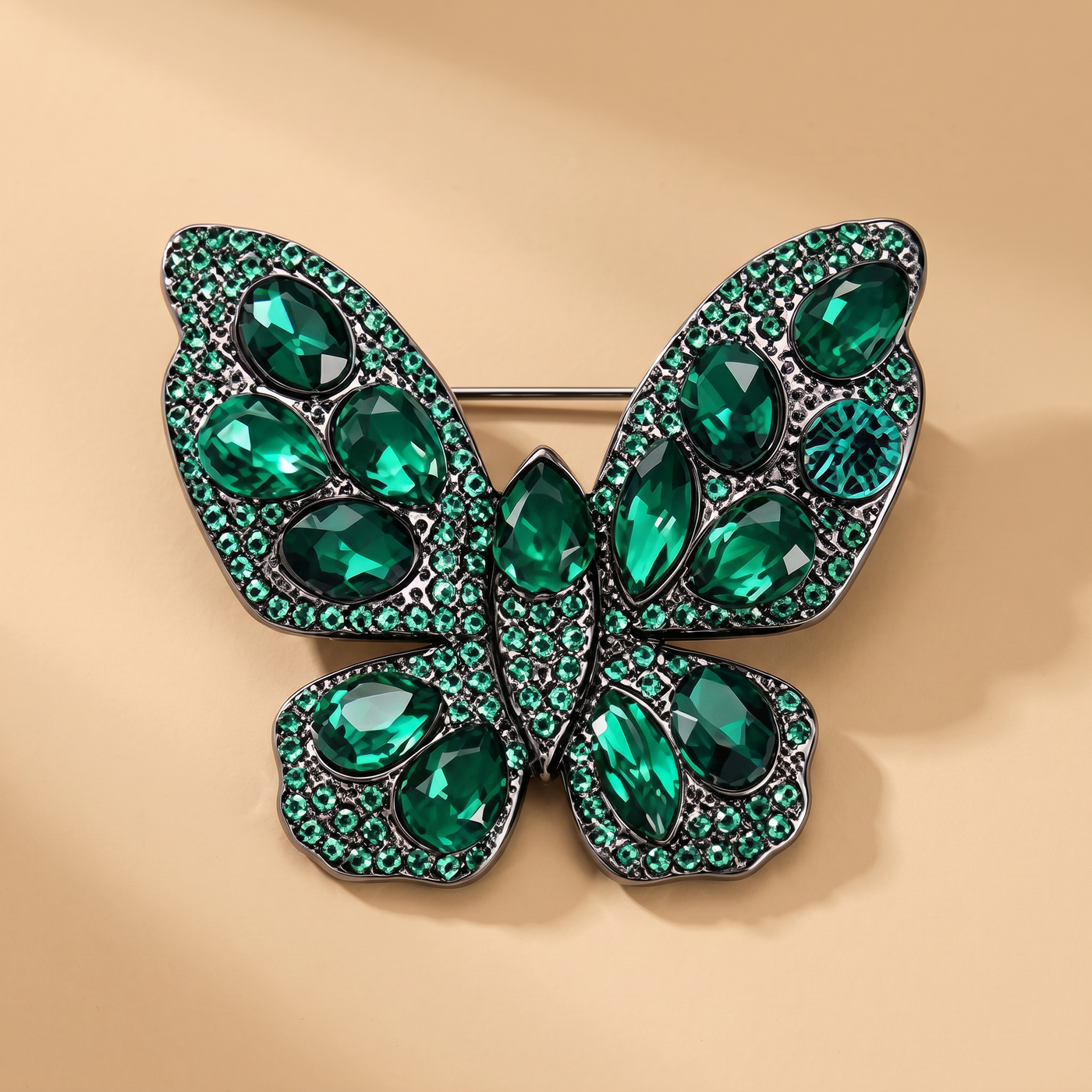 Broche Papillon en cristal, bijou vintage Alyvoa portée sur un revers · Vert