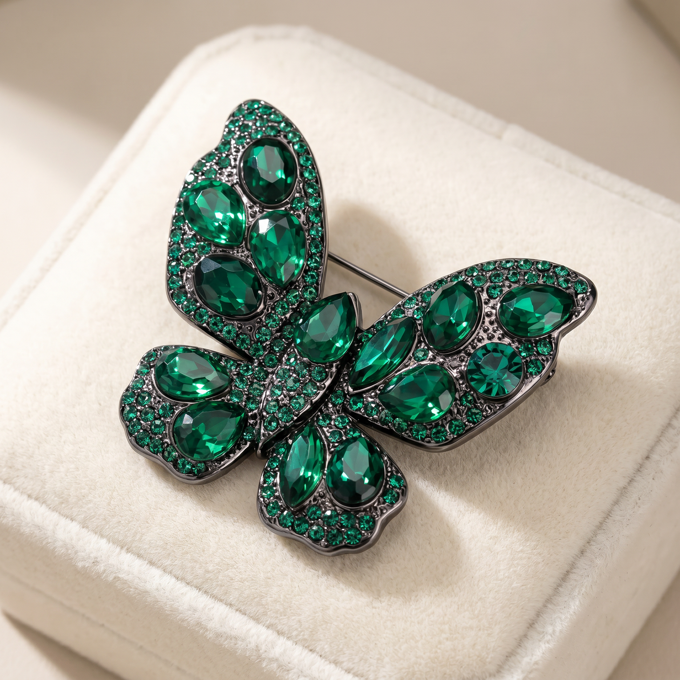 Broche Papillon en cristal, bijou vintage Alyvoa vue en gros plan · Vert