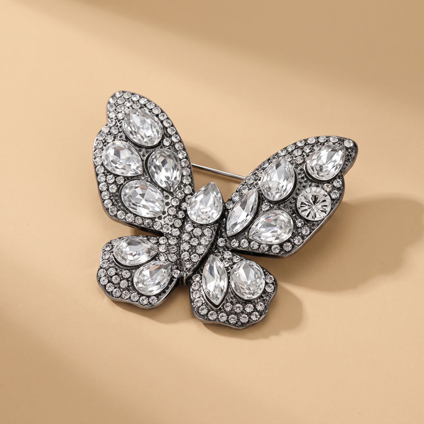Broche Papillon en cristal, bijou vintage Alyvoa en situation · Blanc