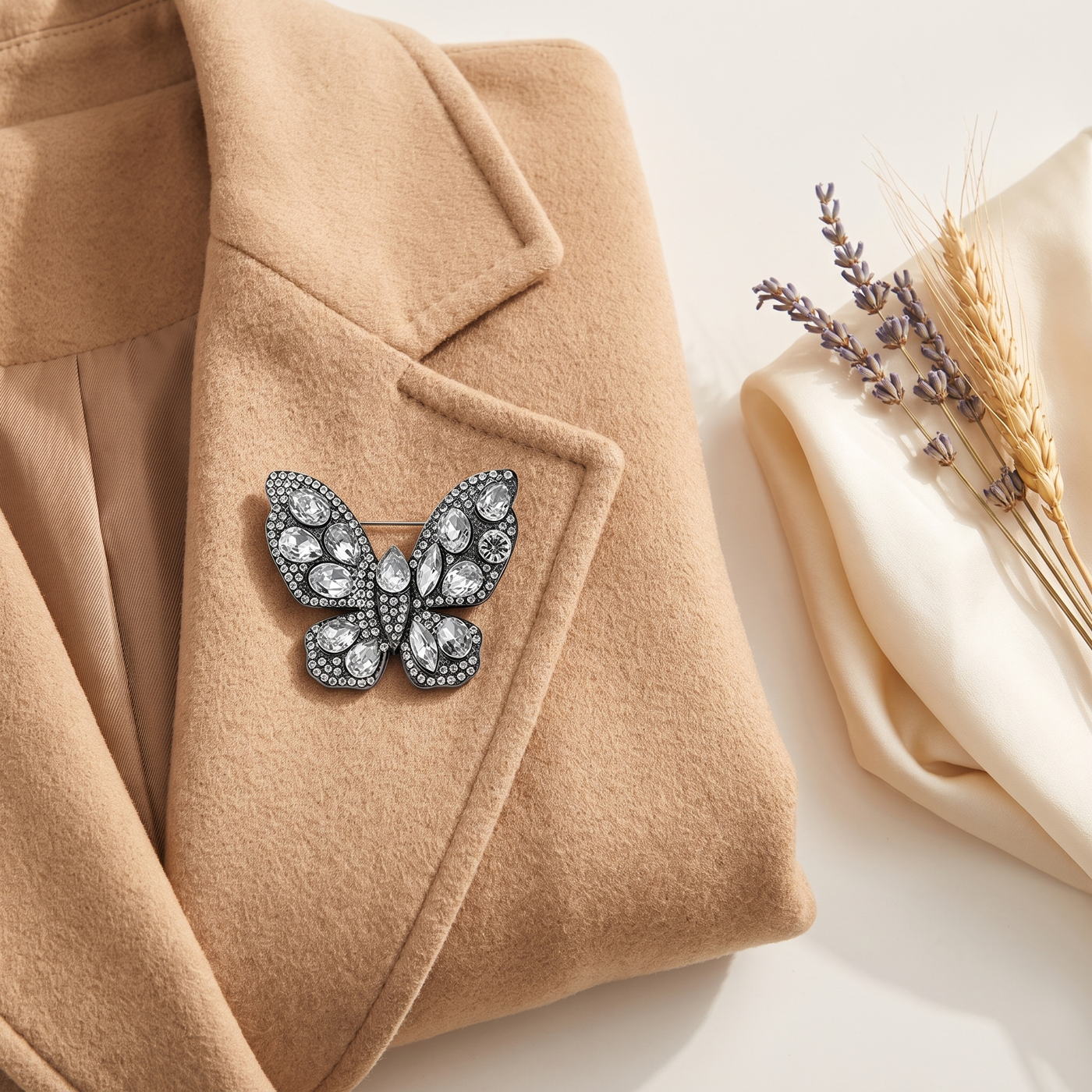 Broche Papillon en cristal, bijou vintage Alyvoa tenue à la main · Jaune
