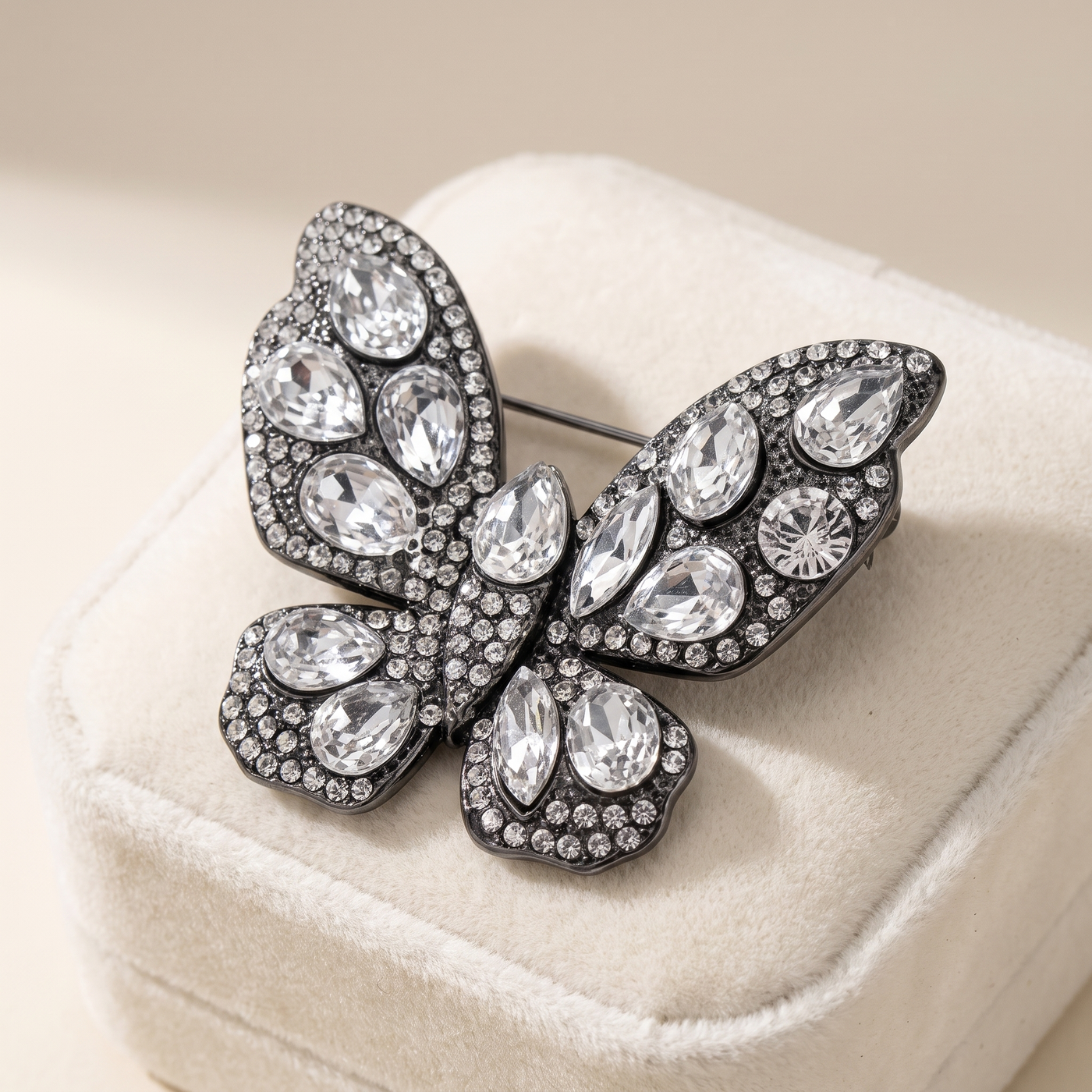 Broche Papillon en cristal, bijou vintage Alyvoa portée sur un revers · Jaune