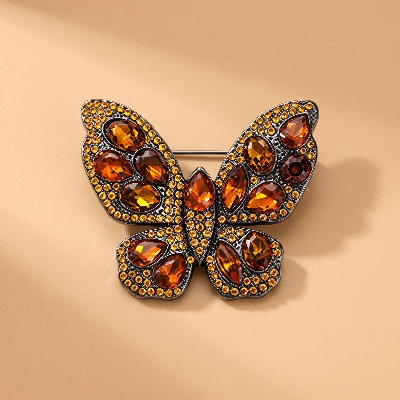 Broche Papillon en cristal, bijou vintage Alyvoa présentée sur un coussin · Jaune
