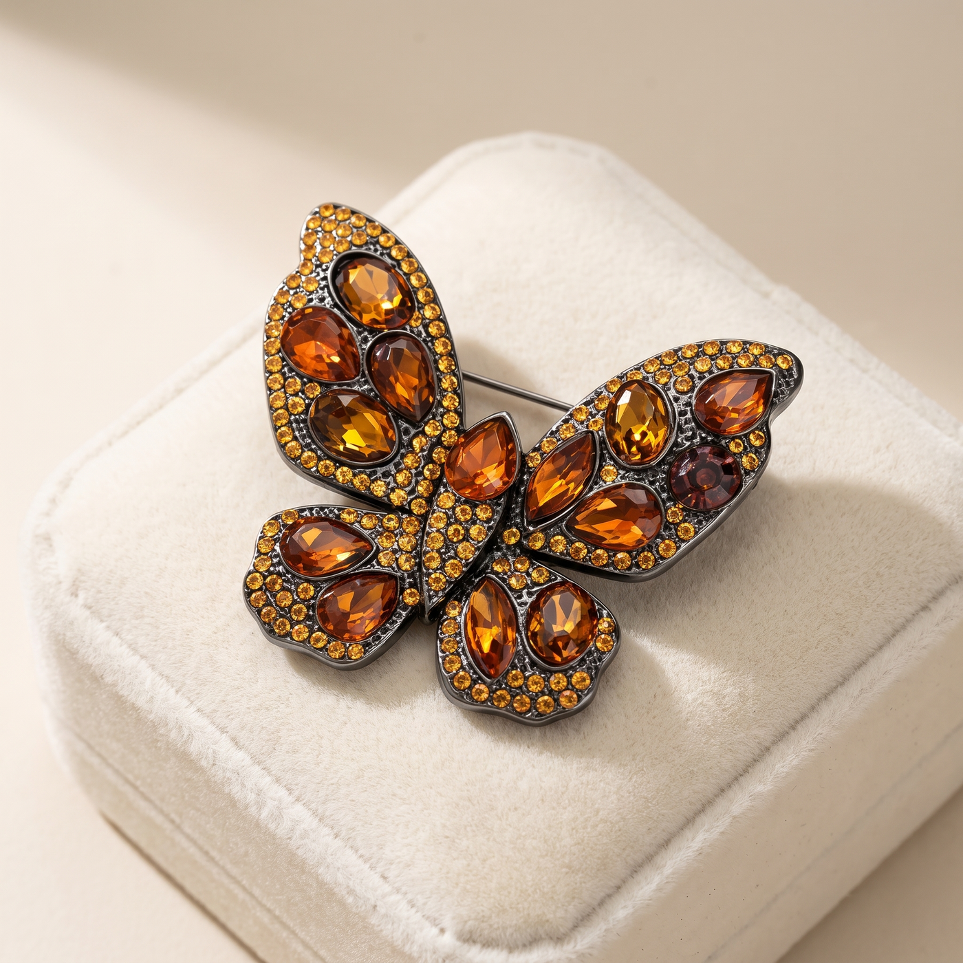 Broche Papillon en cristal, bijou vintage Alyvoa tenue à la main · Rouge