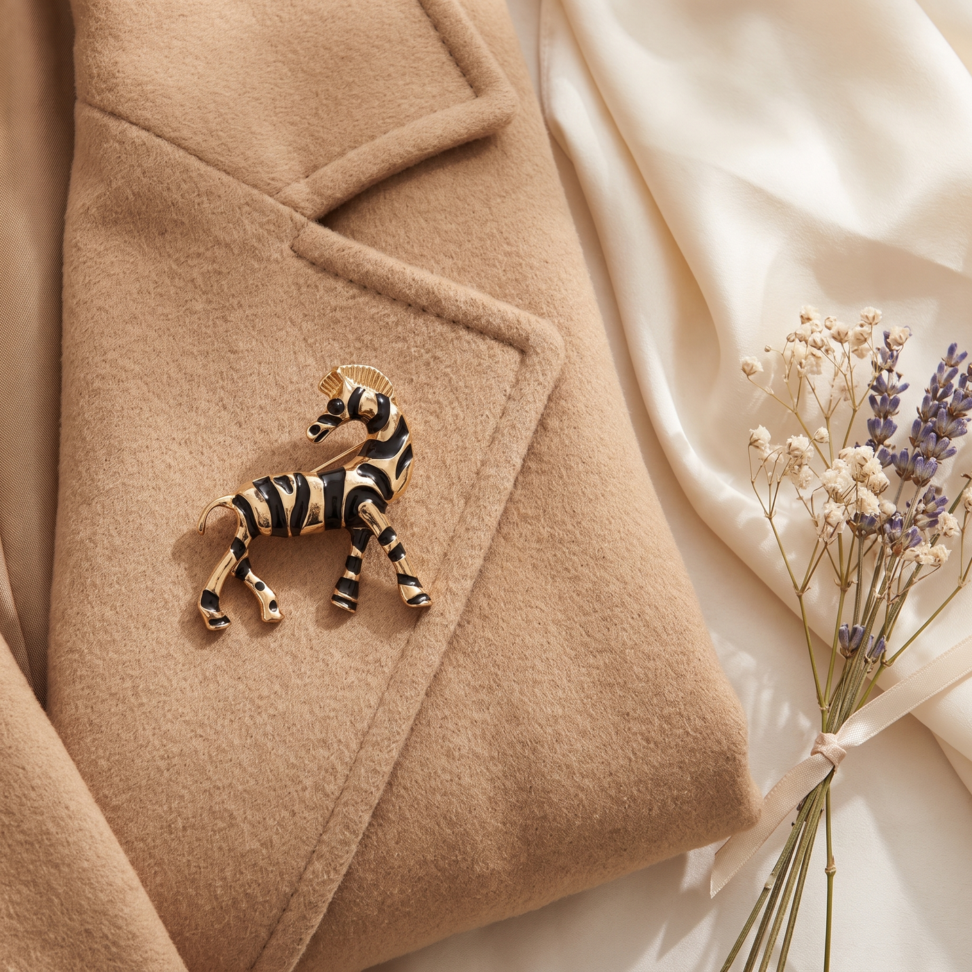 Broche Zèbre en émail, bijou vintage Alyvoa tenue à la main · Noir