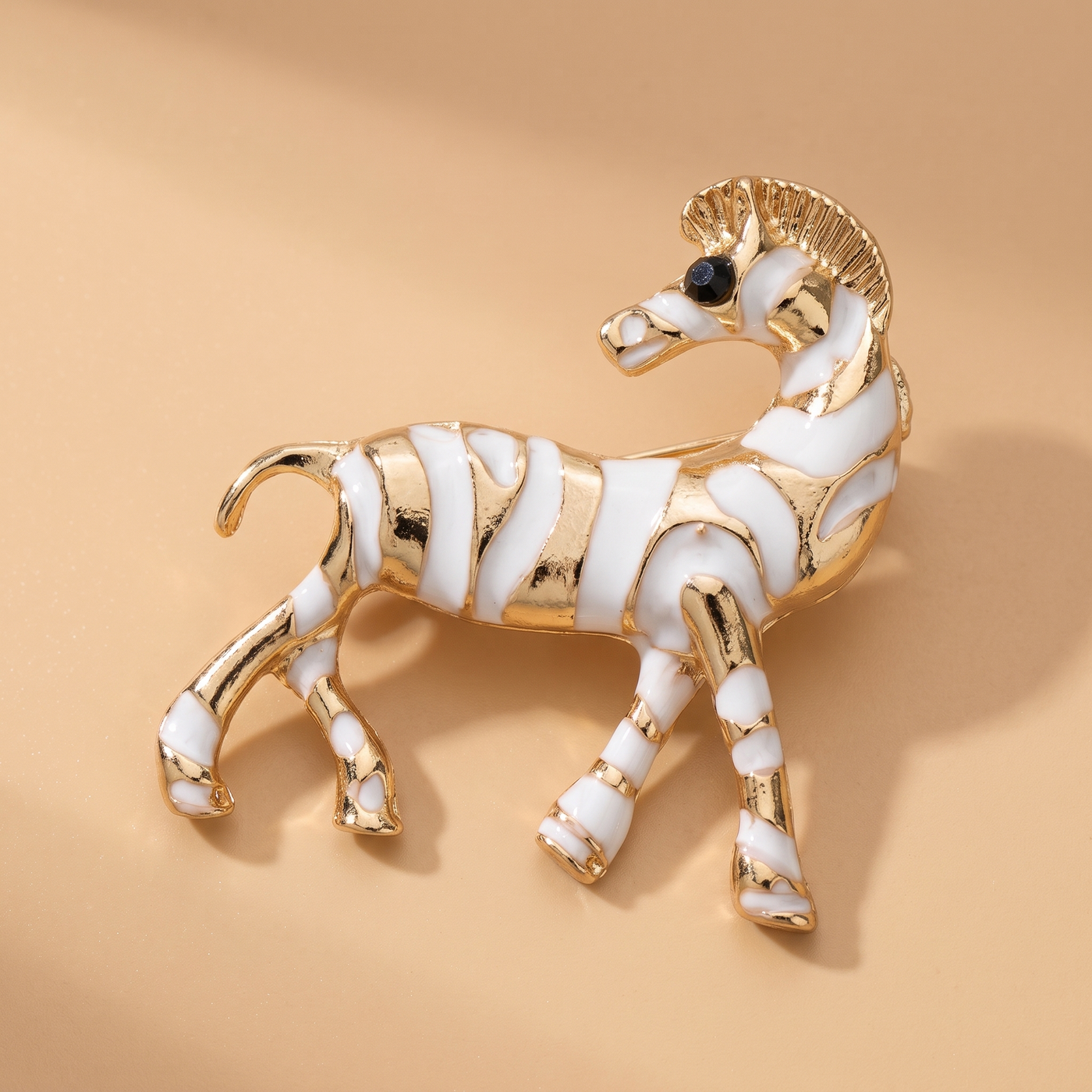Broche Zèbre en émail, bijou vintage Alyvoa portée sur un revers · Blanc