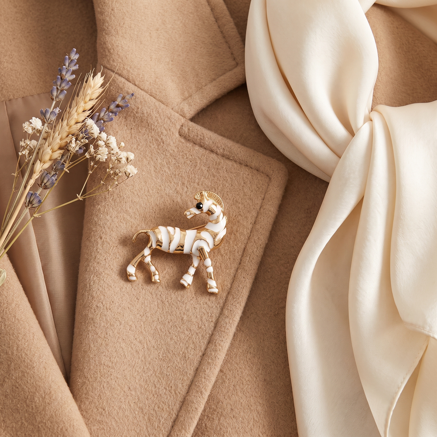 Broche Zèbre en émail, bijou vintage Alyvoa en situation · Blanc