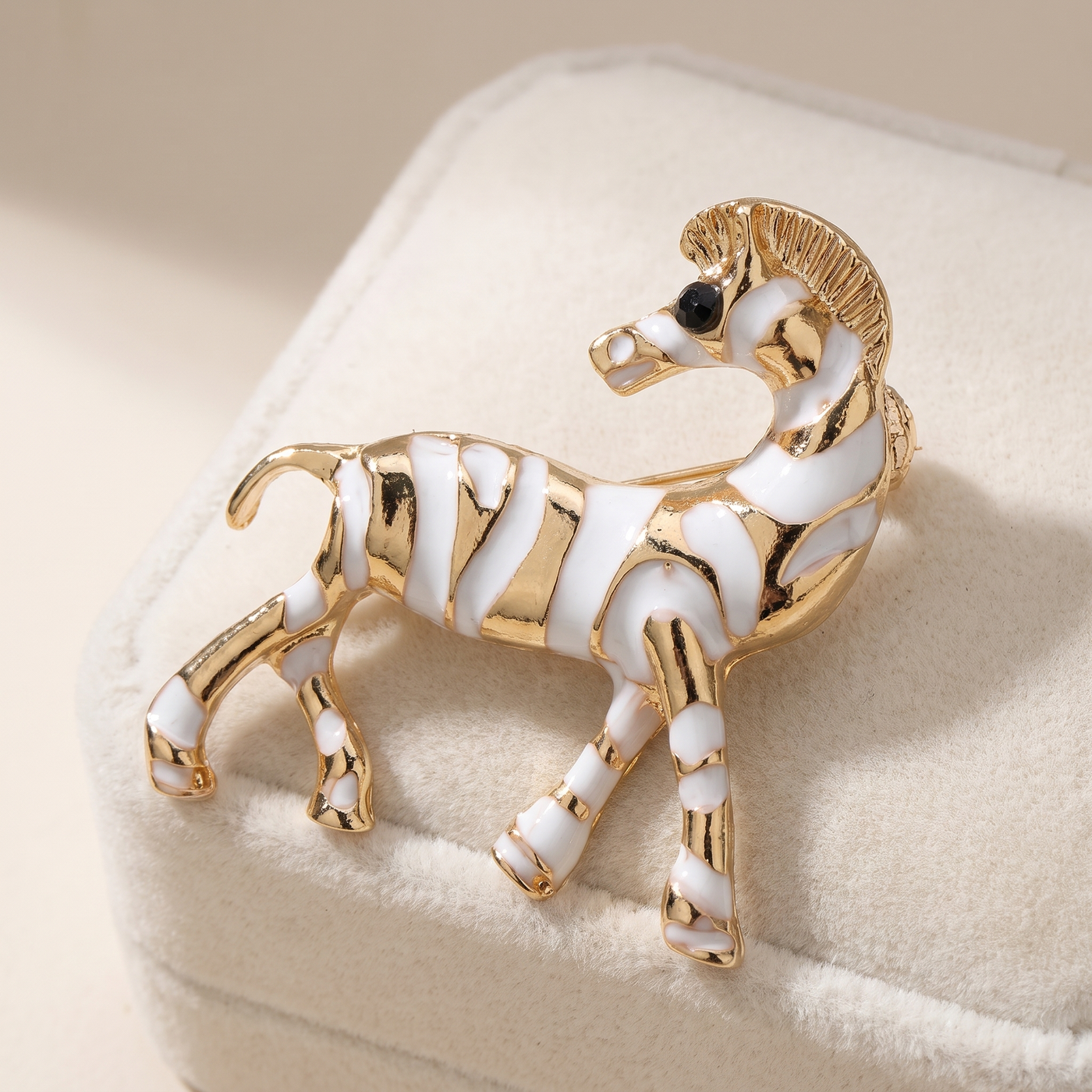 Broche Zèbre en émail, bijou vintage Alyvoa vue en gros plan · Blanc