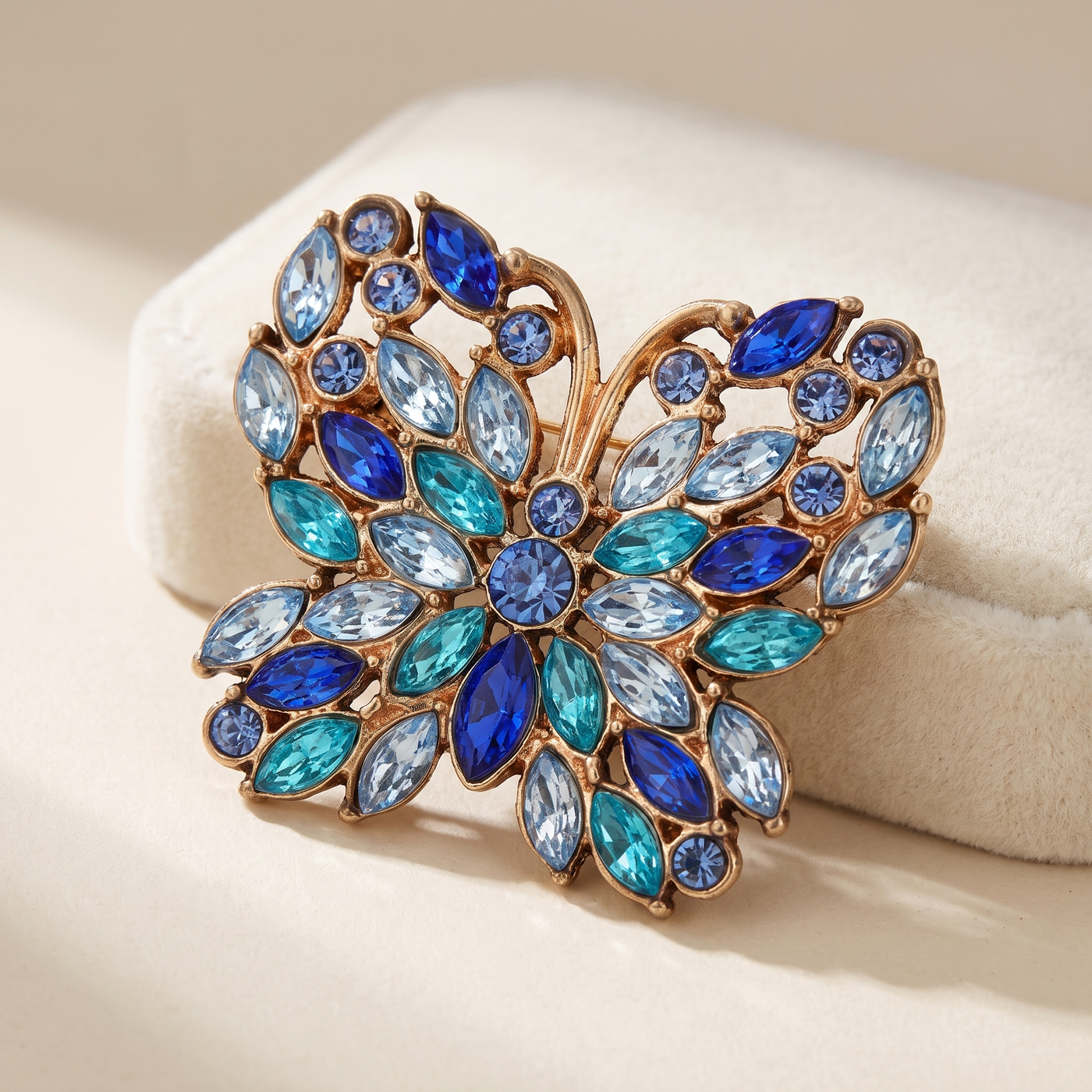Broche Papillon en cristal, bijou vintage Alyvoa tenue à la main · Bleu