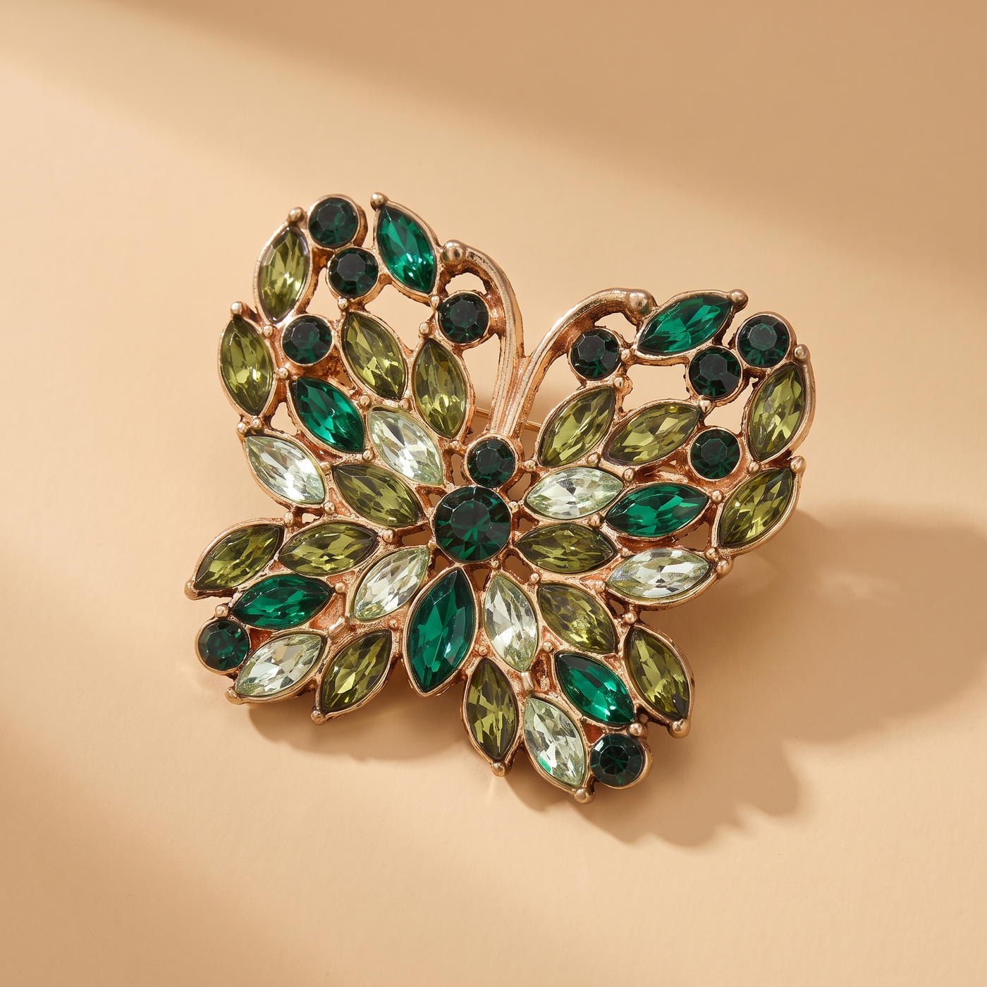 Broche Papillon en cristal, bijou vintage Alyvoa portée sur un revers · Vert