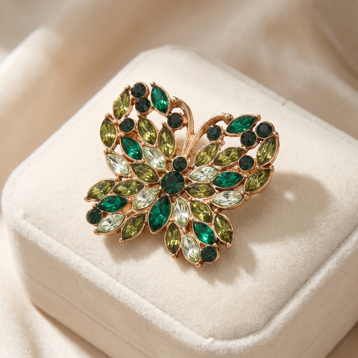 Broche Papillon en cristal, bijou vintage Alyvoa en situation · Vert