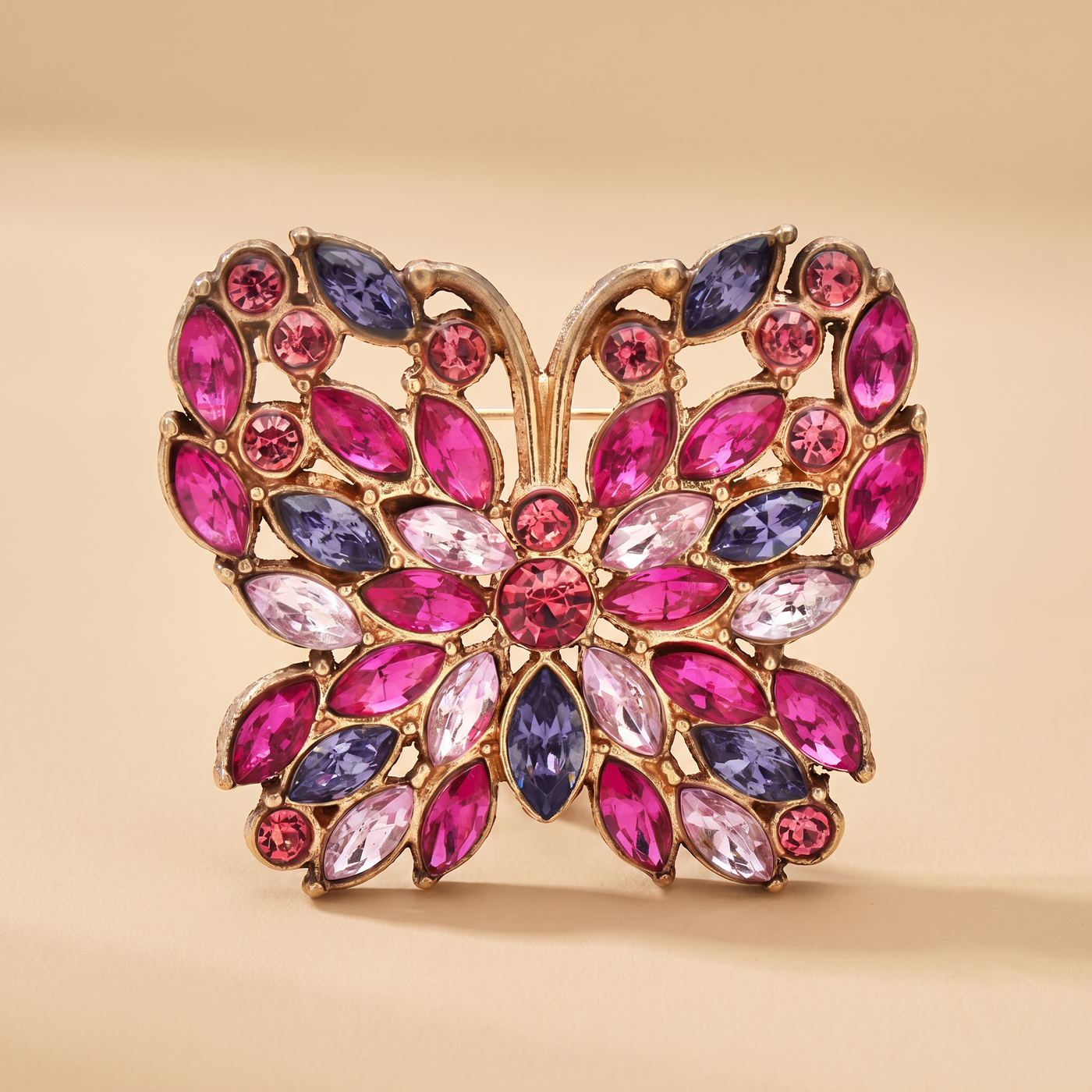 Broche Papillon en cristal, bijou vintage Alyvoa tenue à la main · Rose