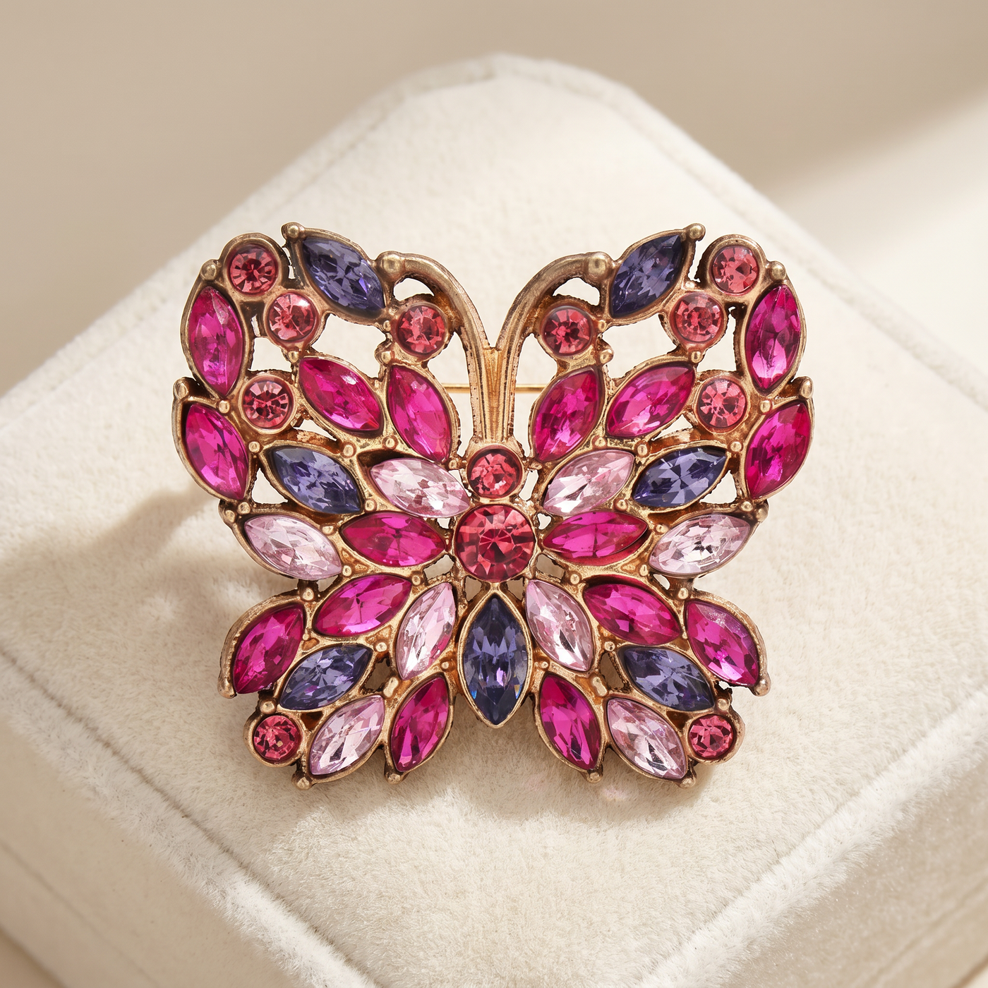 Broche Papillon en cristal, bijou vintage Alyvoa présentée sur un coussin · Rose