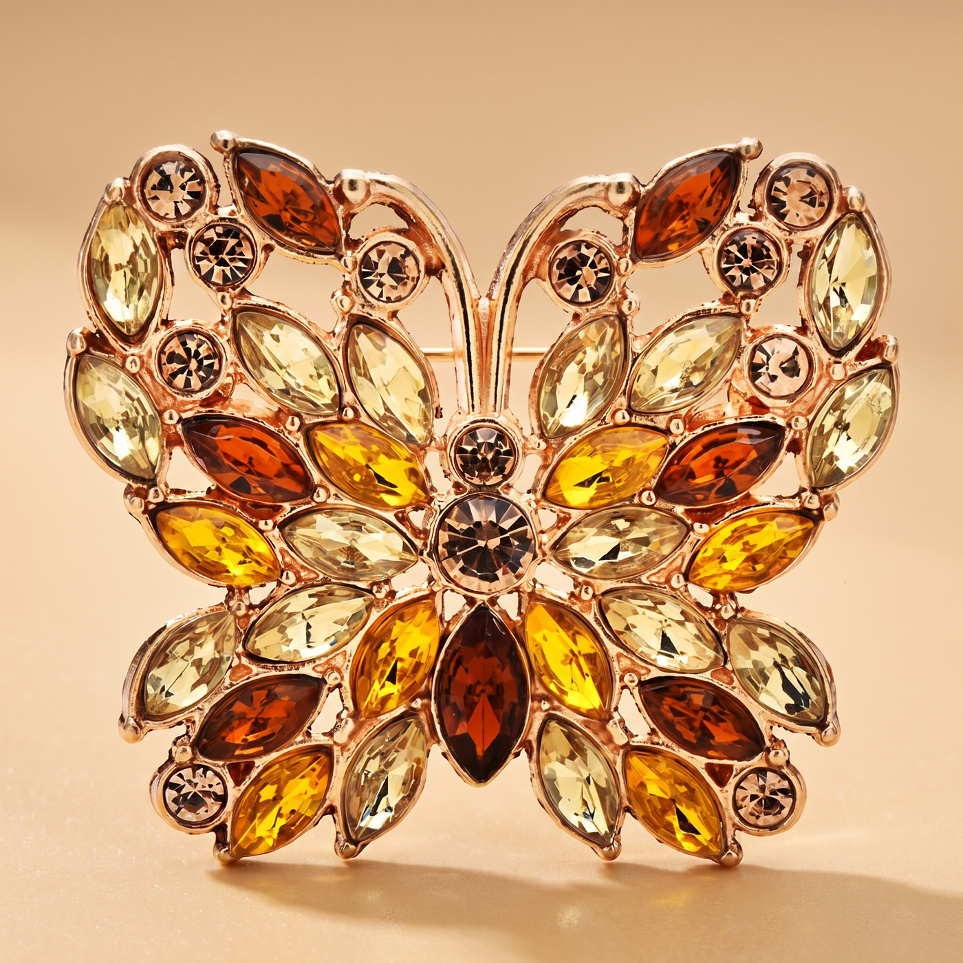 Broche Papillon en cristal, bijou vintage Alyvoa en situation · Jaune