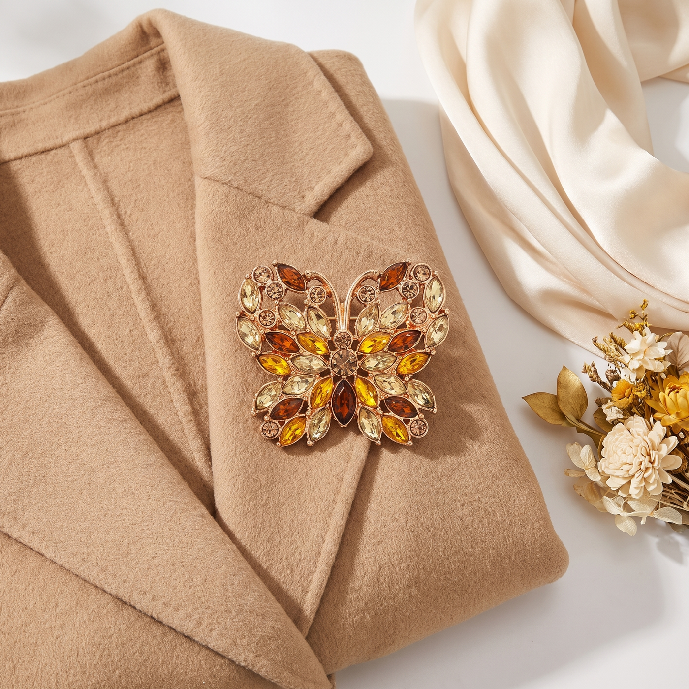 Broche Papillon en cristal, bijou vintage Alyvoa portée sur un revers · Jaune