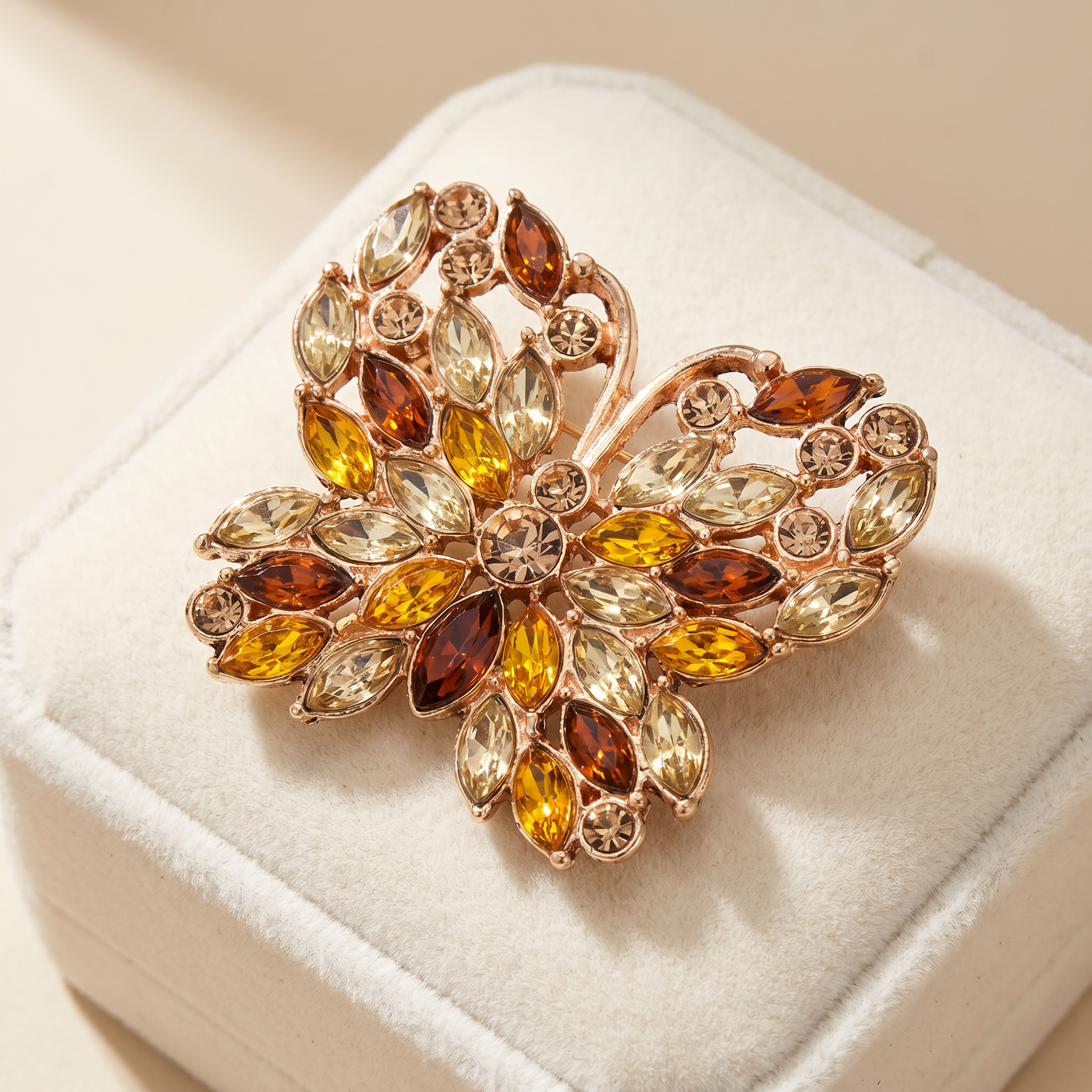 Broche Papillon en cristal, bijou vintage Alyvoa vue en gros plan · Jaune