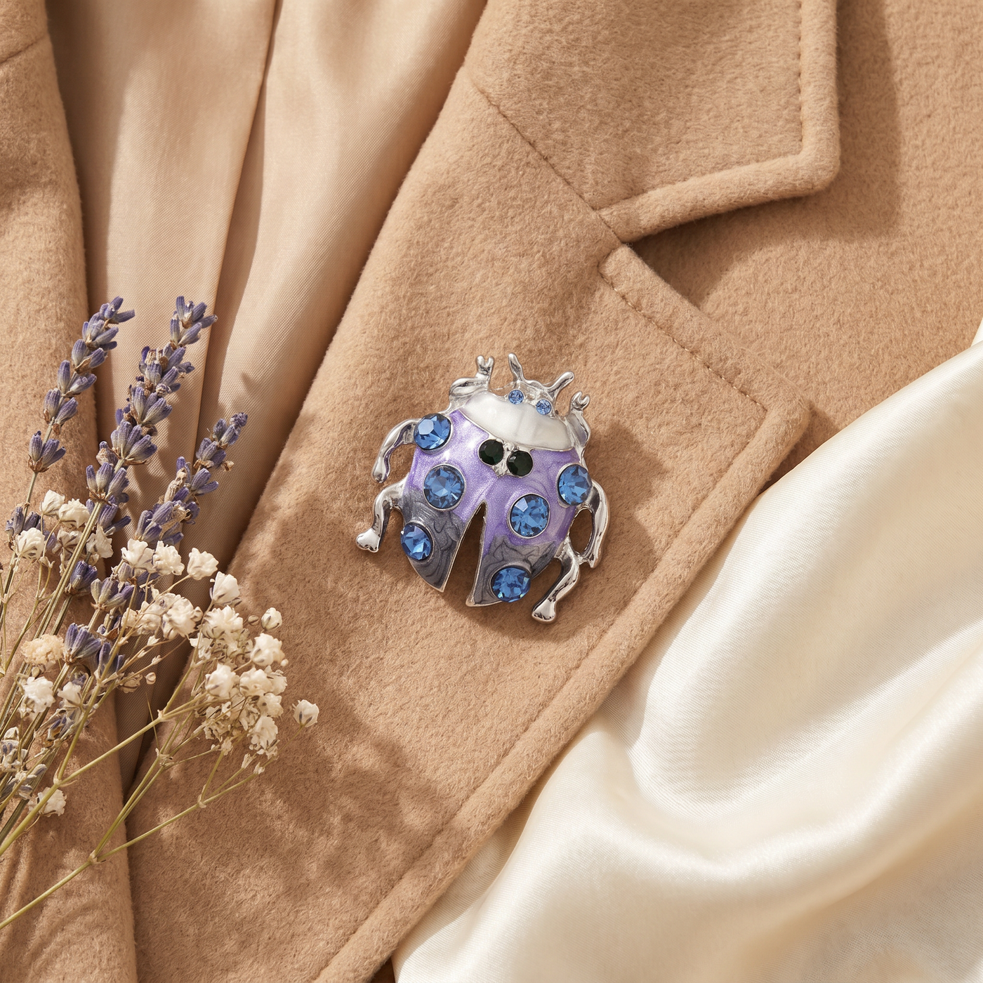 Broche Scarabée en cristal, bijou vintage Alyvoa portée sur un revers