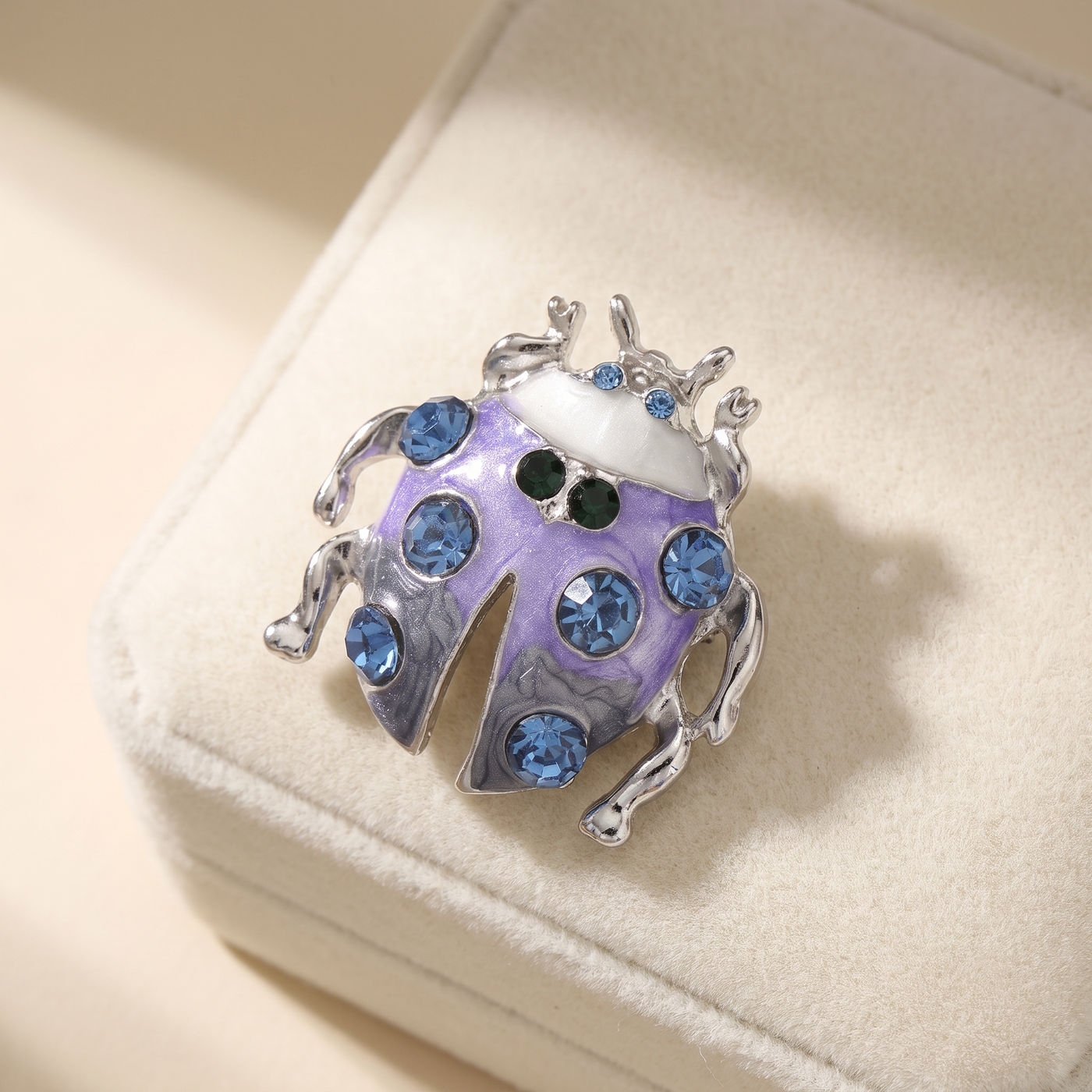 Broche Scarabée en cristal, bijou vintage Alyvoa tenue à la main