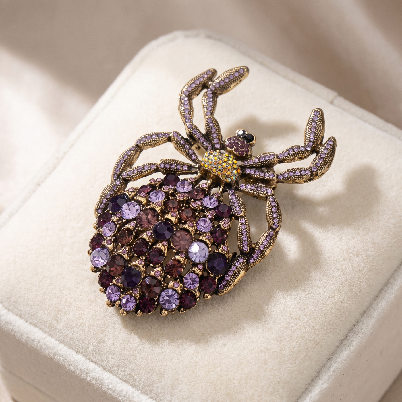 Broche Araignée en cristal, bijou vintage Alyvoa tenue à la main