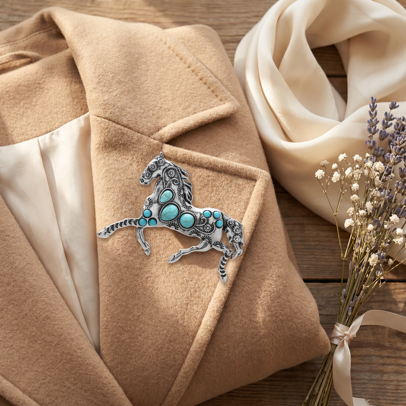 Broche Cheval, bijou fantaisie vintage Alyvoa tenue à la main · Argenté