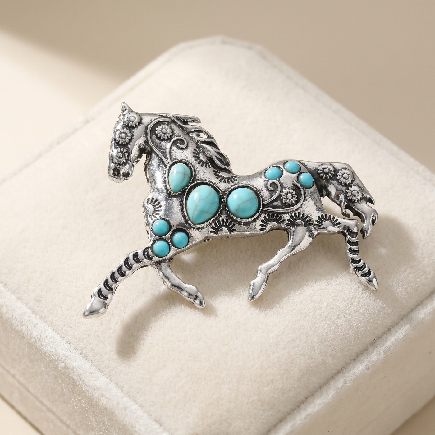 Broche Cheval, bijou fantaisie vintage Alyvoa présentée sur un coussin · Argenté