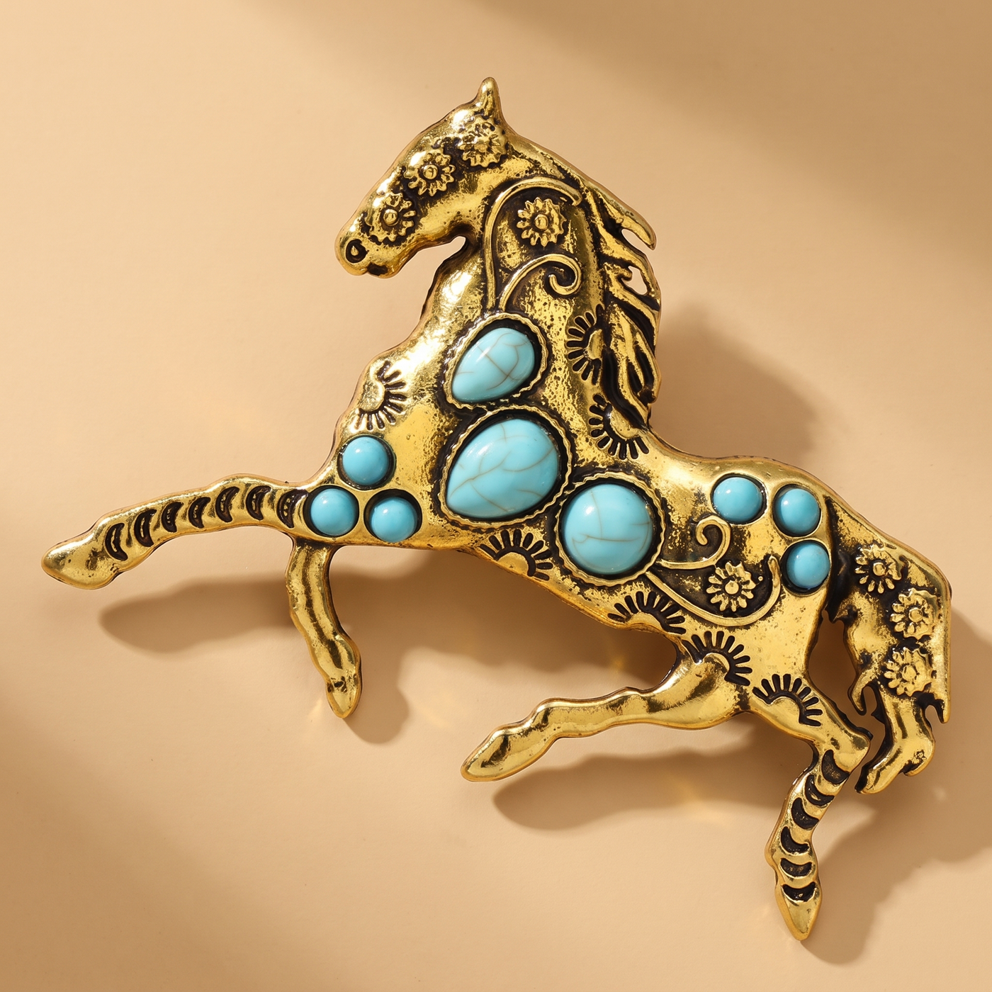 Broche Cheval, bijou fantaisie vintage Alyvoa portée sur un revers · Doré