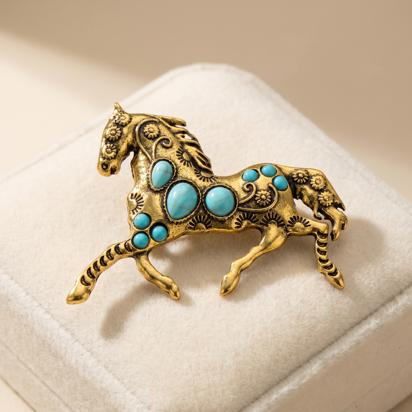 Broche Cheval, bijou fantaisie vintage Alyvoa vue en gros plan · Doré