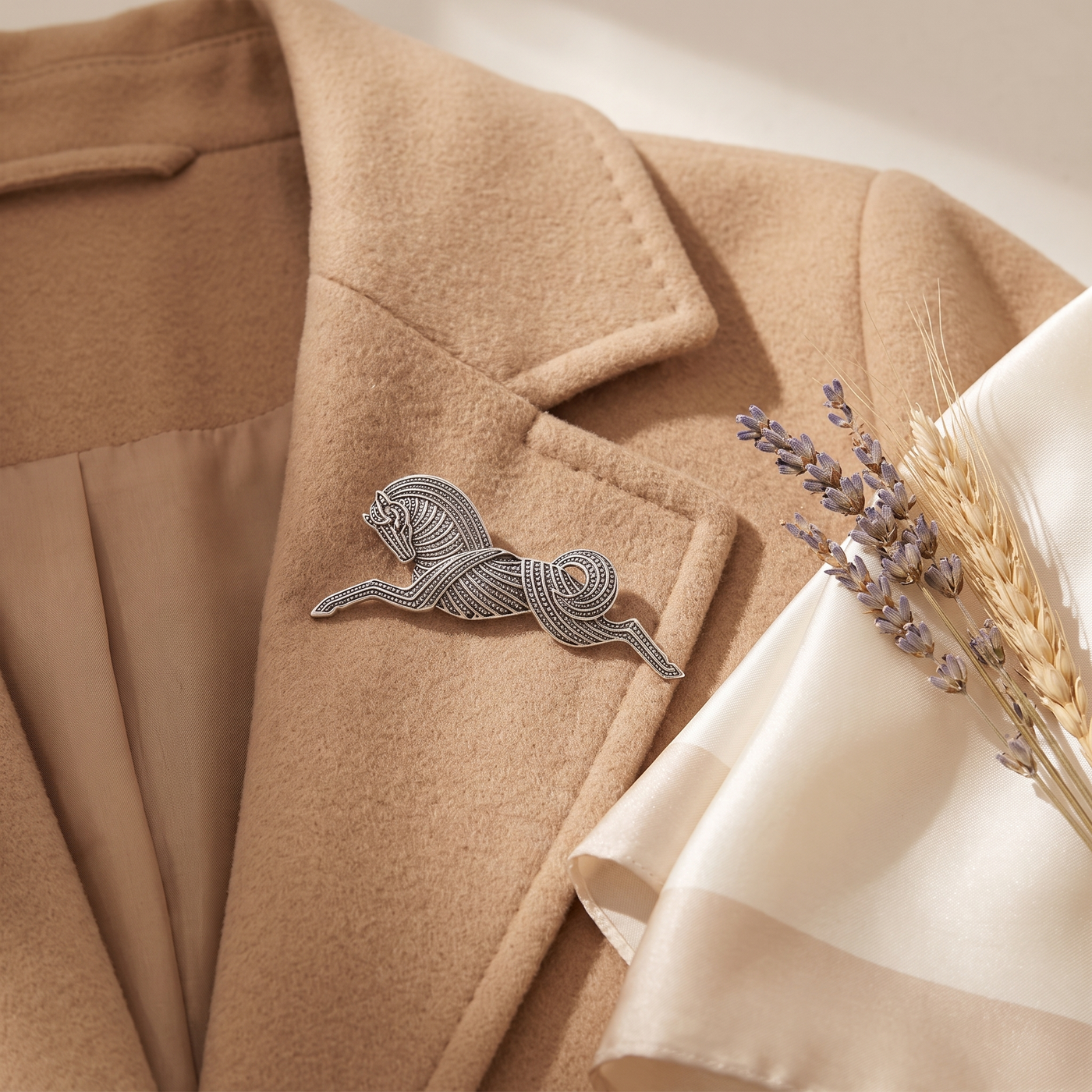 Broche Cheval, bijou fantaisie vintage Alyvoa tenue à la main · Argenté