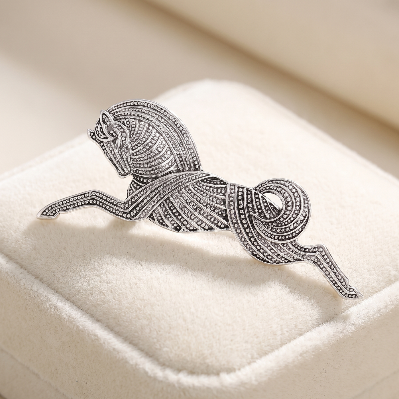 Broche Cheval, bijou fantaisie vintage Alyvoa présentée sur un coussin · Argenté