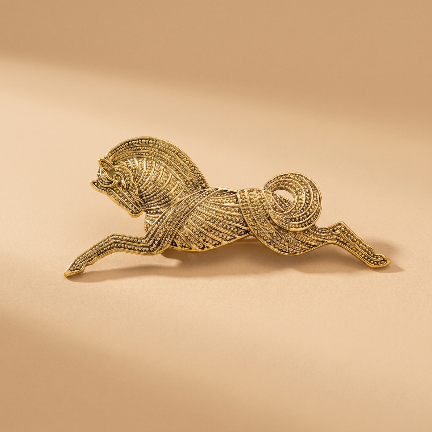 Broche Cheval, bijou fantaisie vintage Alyvoa portée sur un revers · Doré