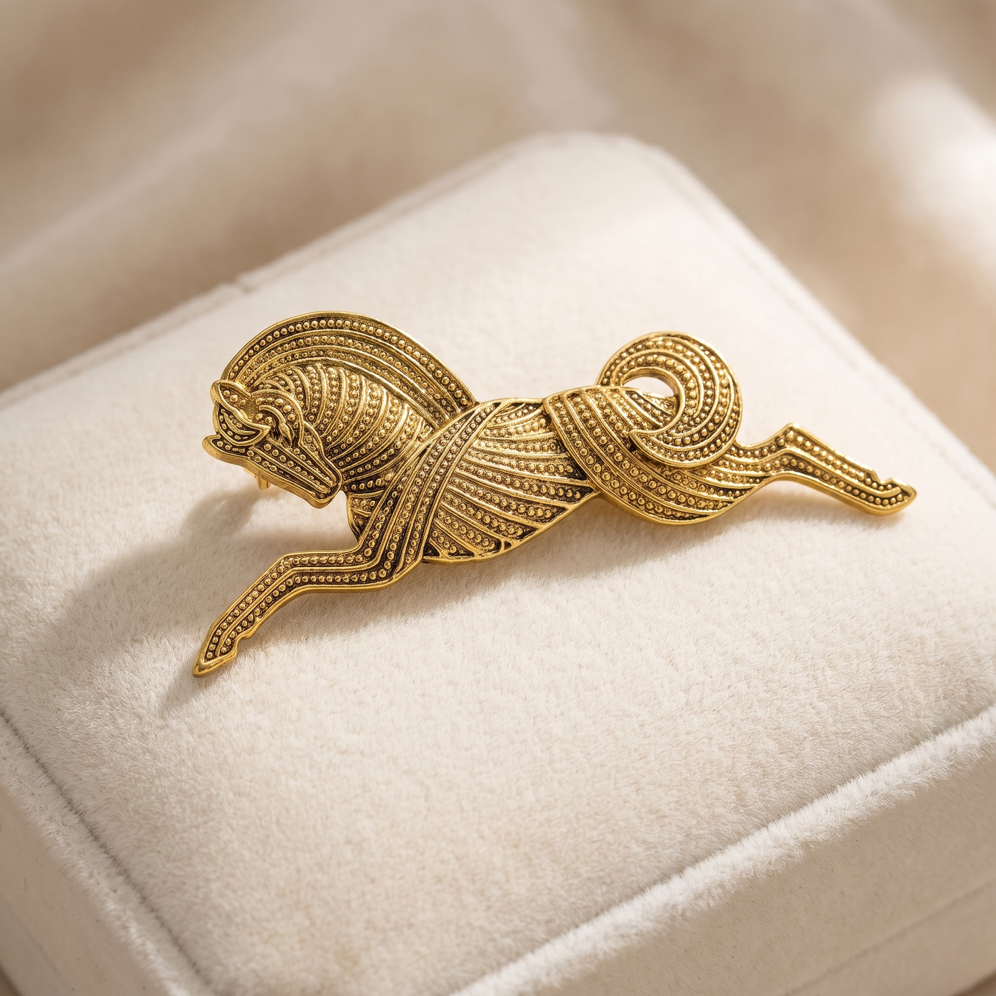 Broche Cheval, bijou fantaisie vintage Alyvoa vue en gros plan · Doré