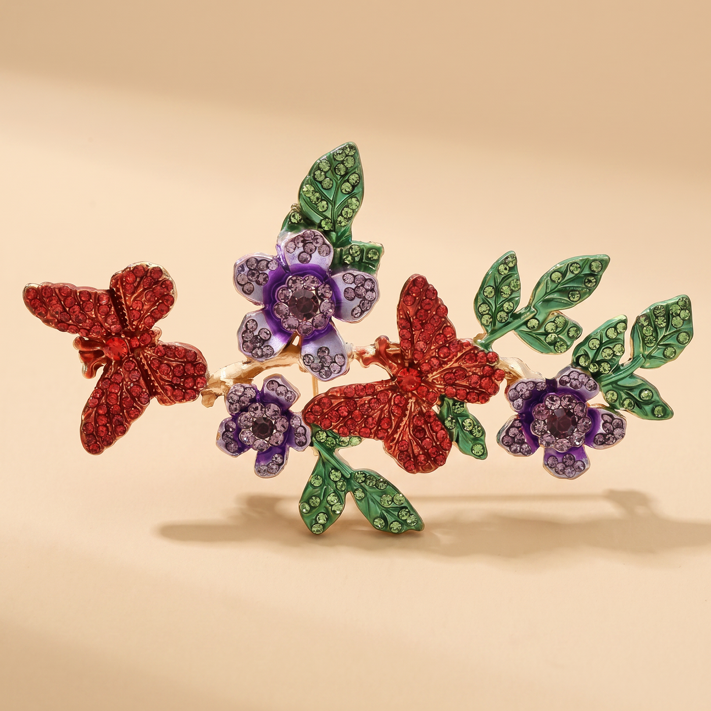 Broche Papillon en cristal, bijou vintage Alyvoa portée sur un revers · Rouge