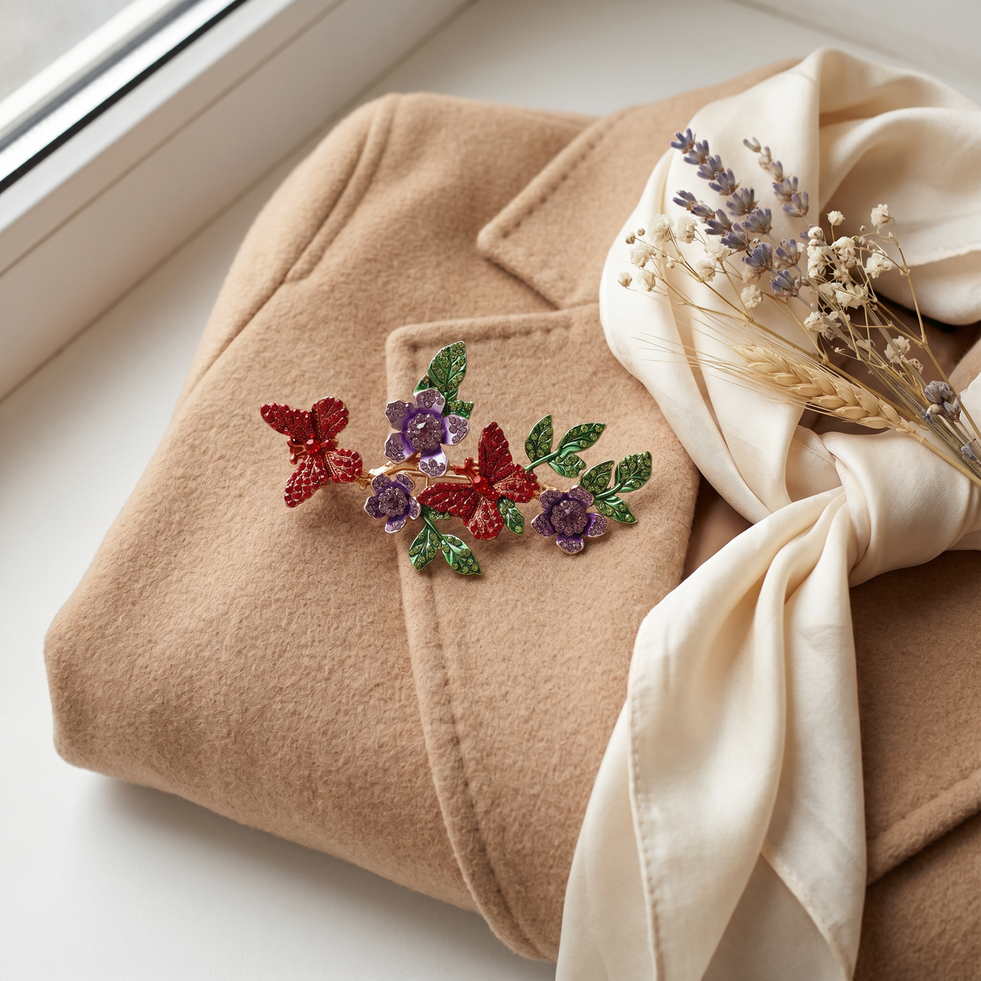 Broche Papillon en cristal, bijou vintage Alyvoa présentée sur un coussin · Rouge