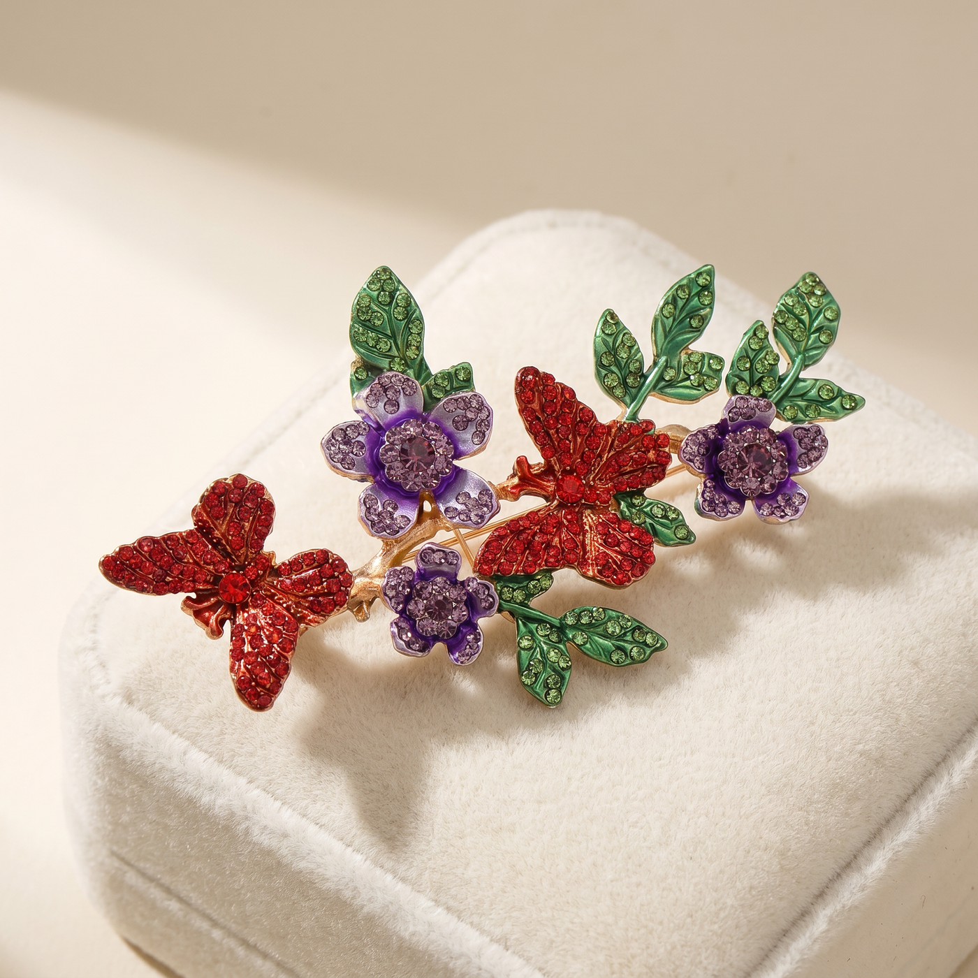 Broche Papillon en cristal, bijou vintage Alyvoa portée sur un revers · Rouge