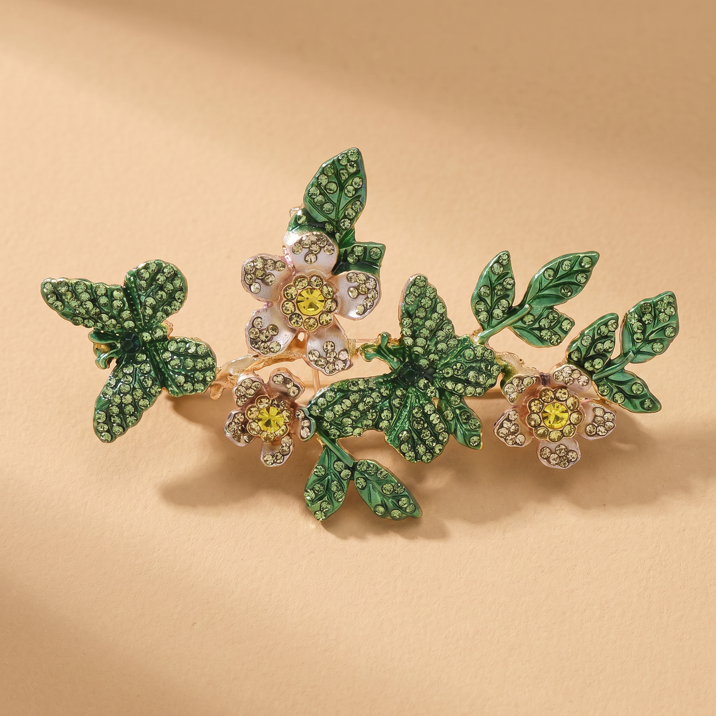 Broche Papillon en cristal, bijou vintage Alyvoa tenue à la main · Vert
