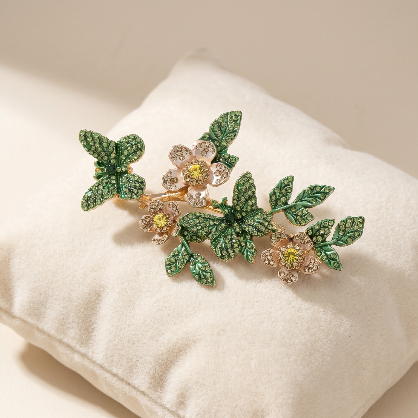 Broche Papillon en cristal, bijou vintage Alyvoa tenue à la main · Vert
