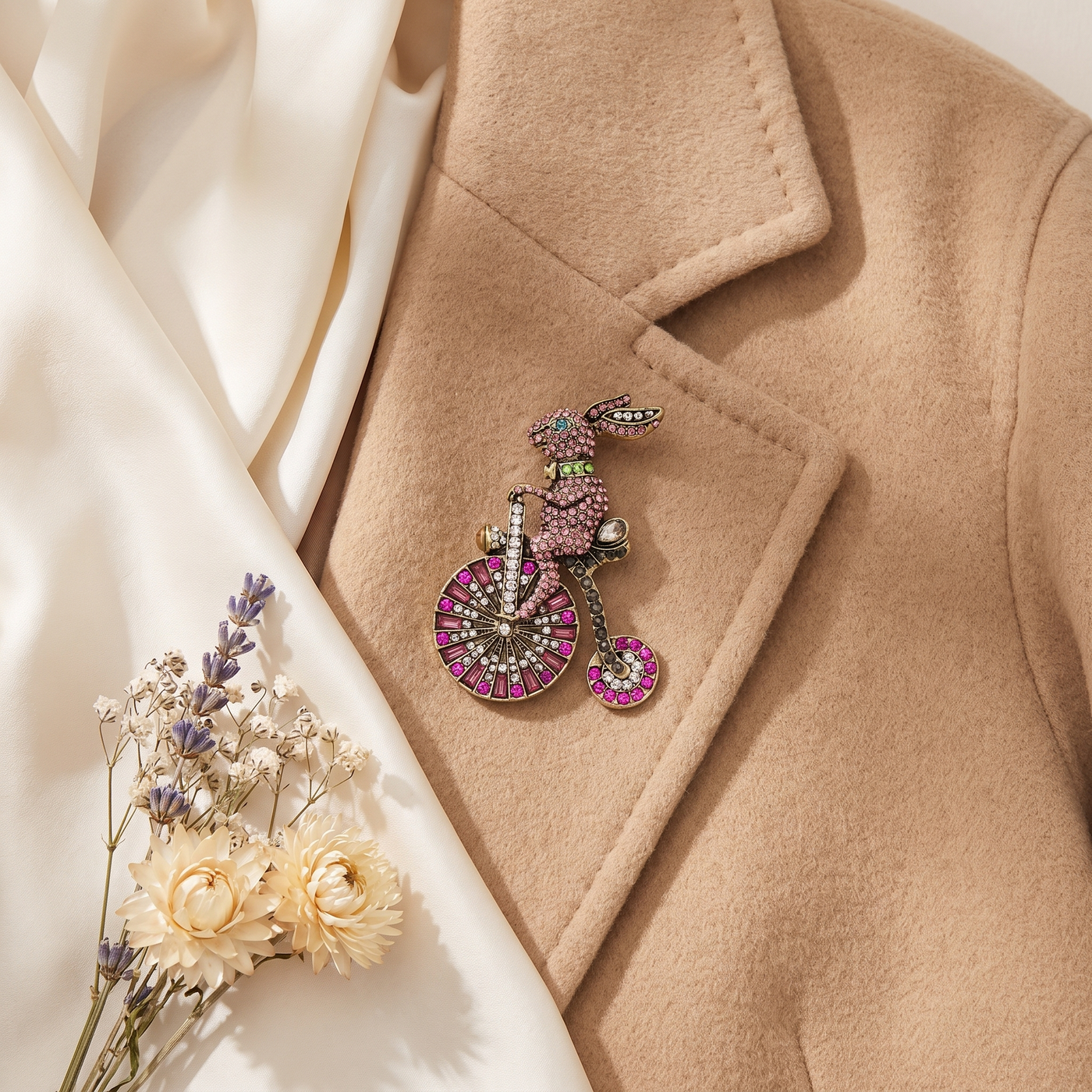 Broche Lapin en cristal, bijou vintage Alyvoa portée sur un revers