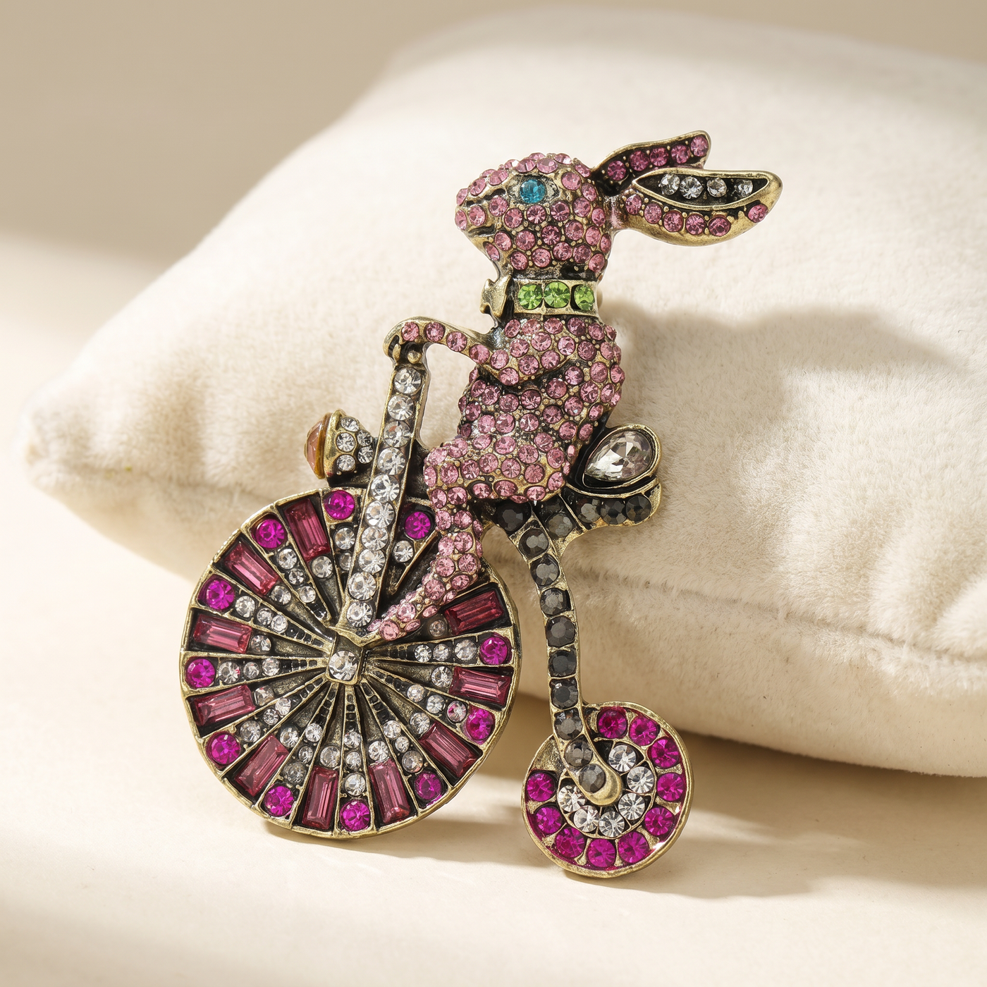 Broche Lapin en cristal, bijou vintage Alyvoa tenue à la main