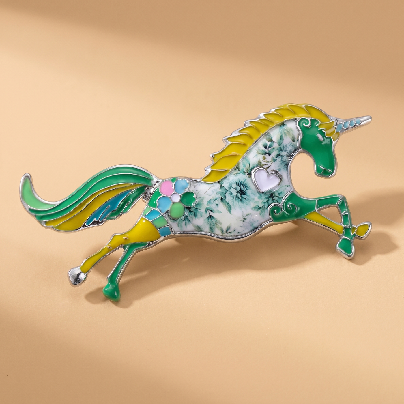 Broche Licorne, bijou fantaisie vintage Alyvoa portée sur un revers · Vert