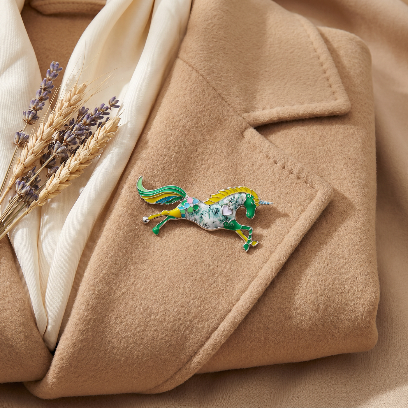 Broche Licorne, bijou fantaisie vintage Alyvoa présentée sur un coussin · Vert