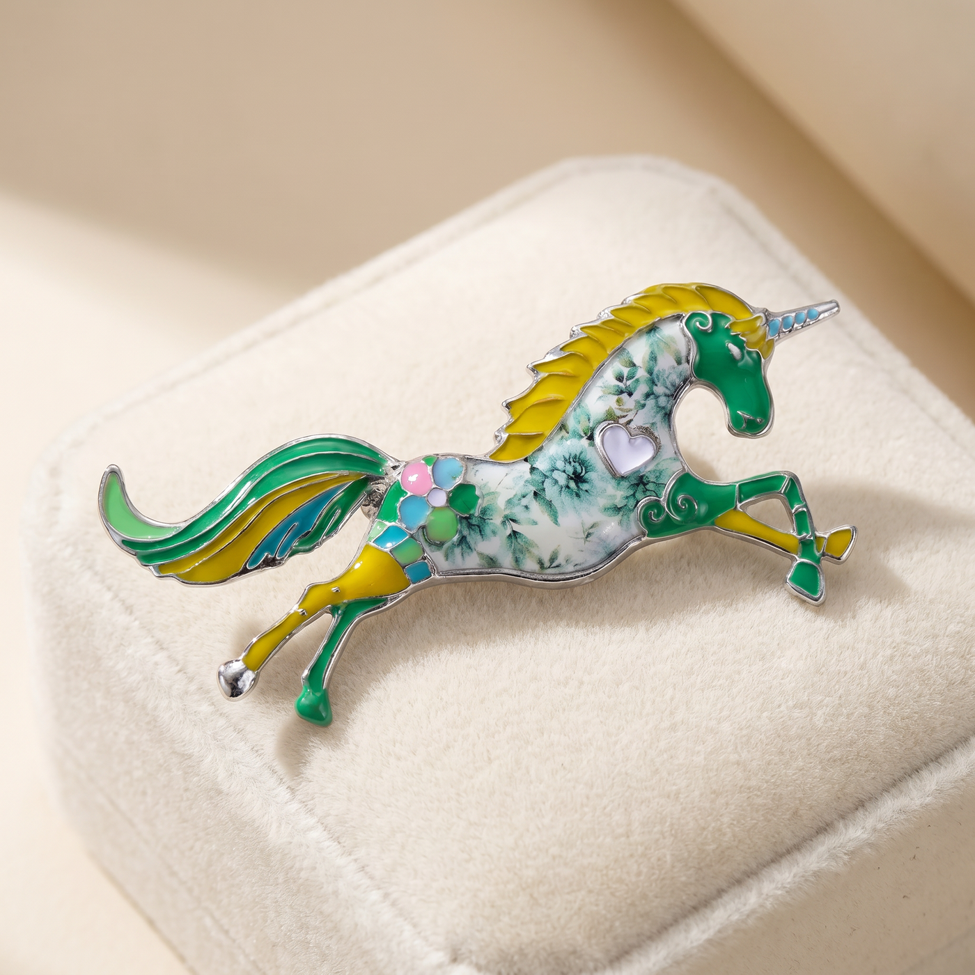 Broche Licorne, bijou fantaisie vintage Alyvoa portée sur un revers · Vert