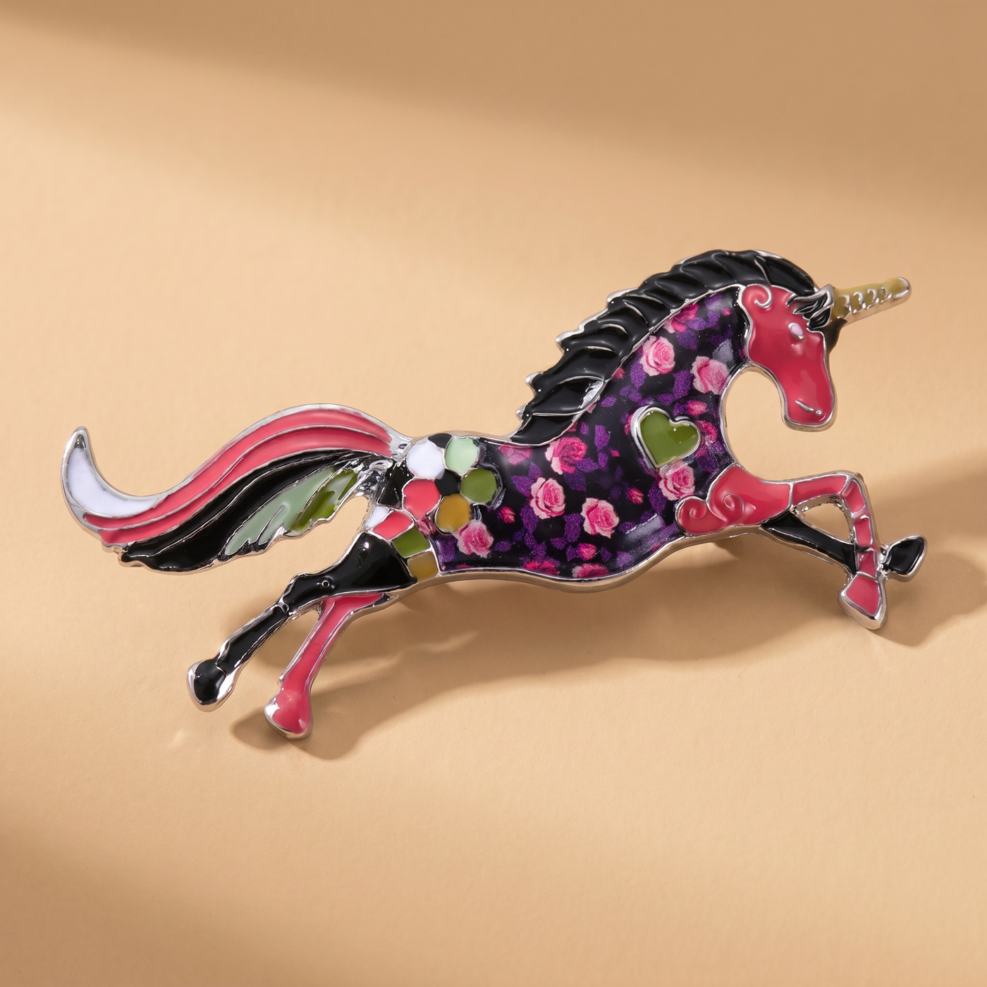 Broche Licorne, bijou fantaisie vintage Alyvoa tenue à la main · Violet