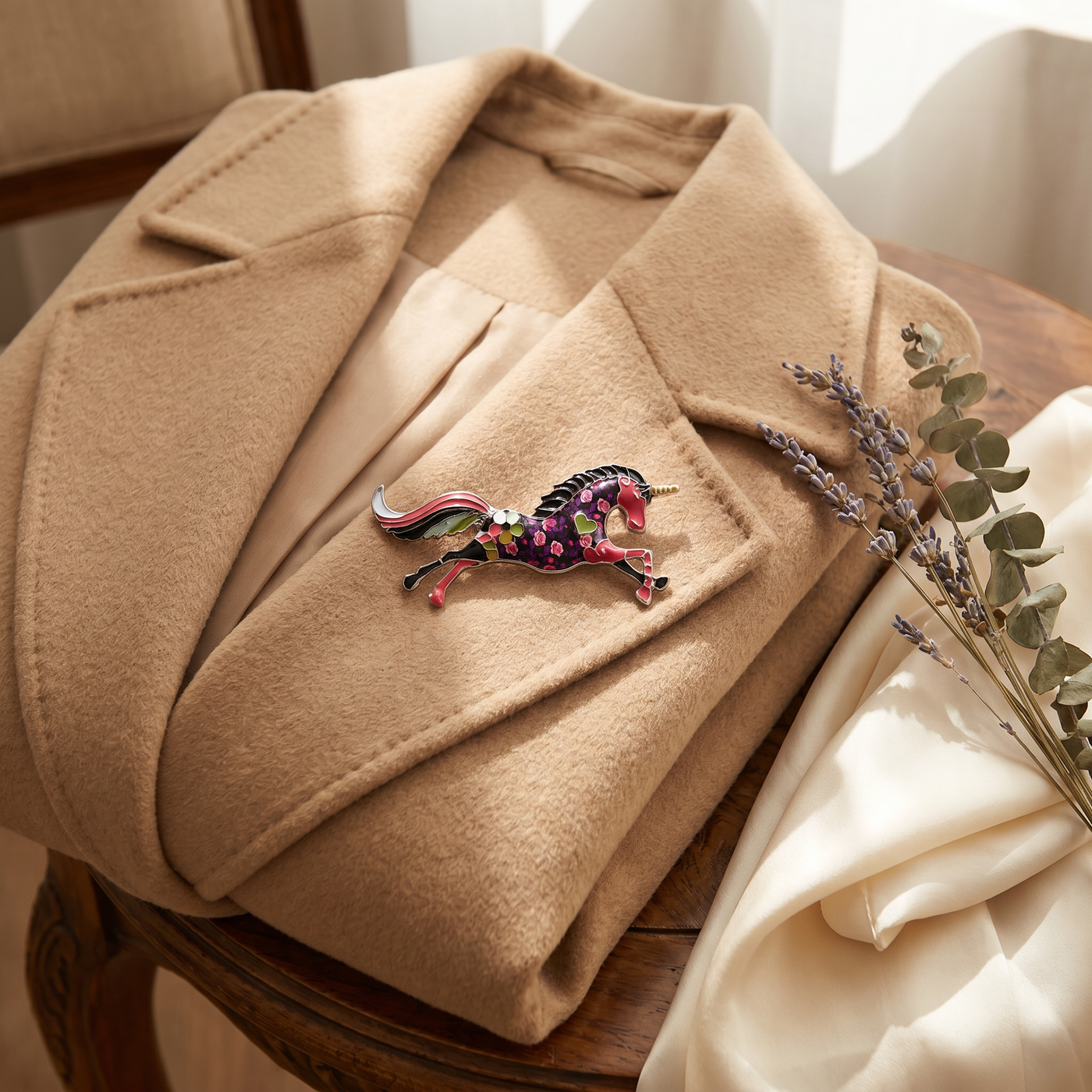 Broche Licorne, bijou fantaisie vintage Alyvoa vue en gros plan · Violet