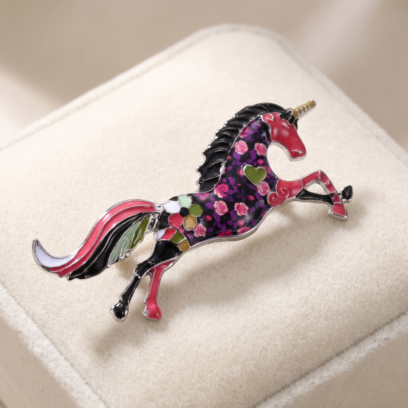 Broche Licorne, bijou fantaisie vintage Alyvoa tenue à la main · Violet