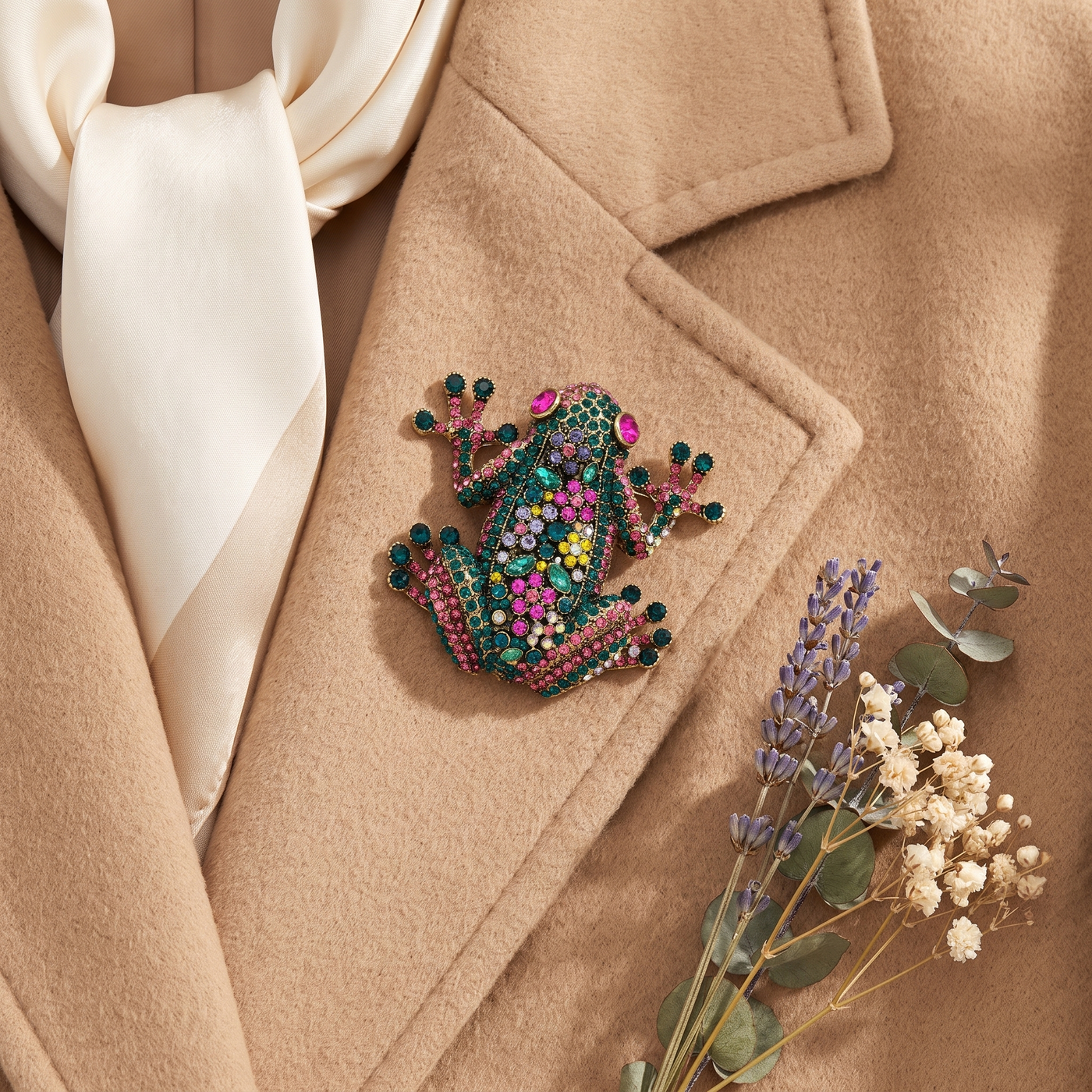 Broche Grenouille en cristal, bijou vintage Alyvoa portée sur un revers