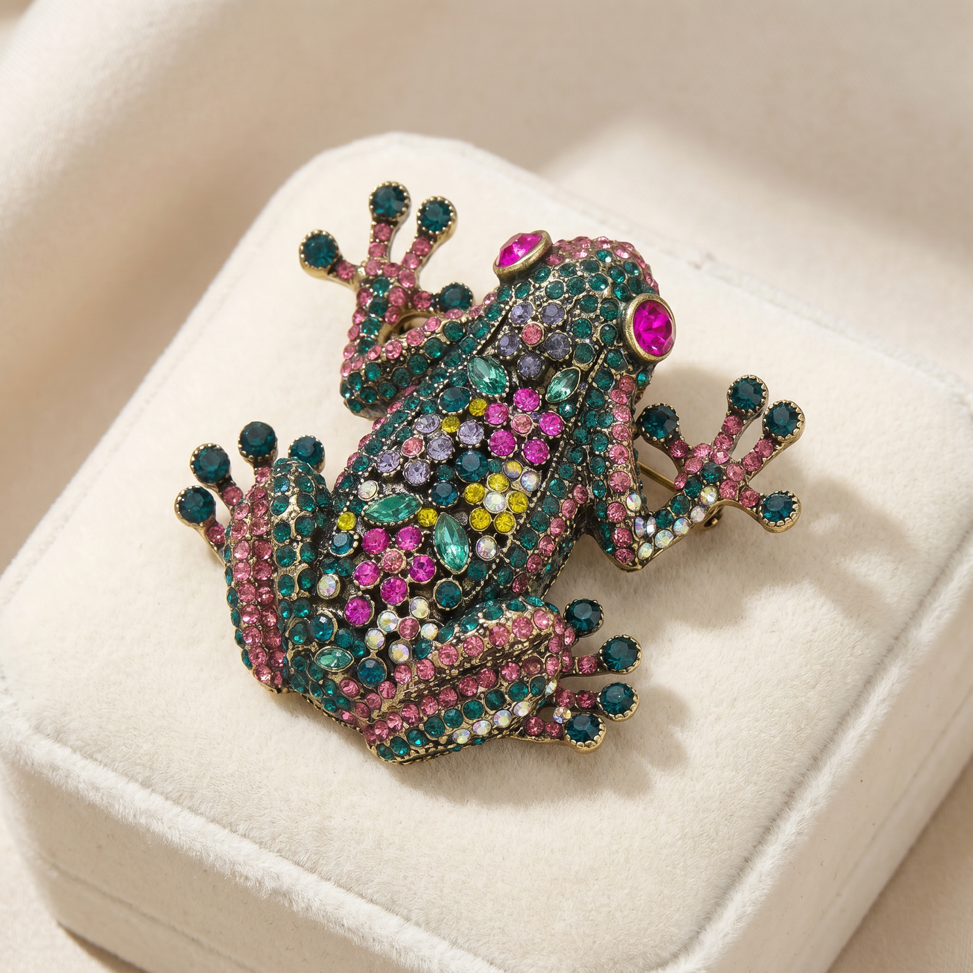 Broche Grenouille en cristal, bijou vintage Alyvoa tenue à la main