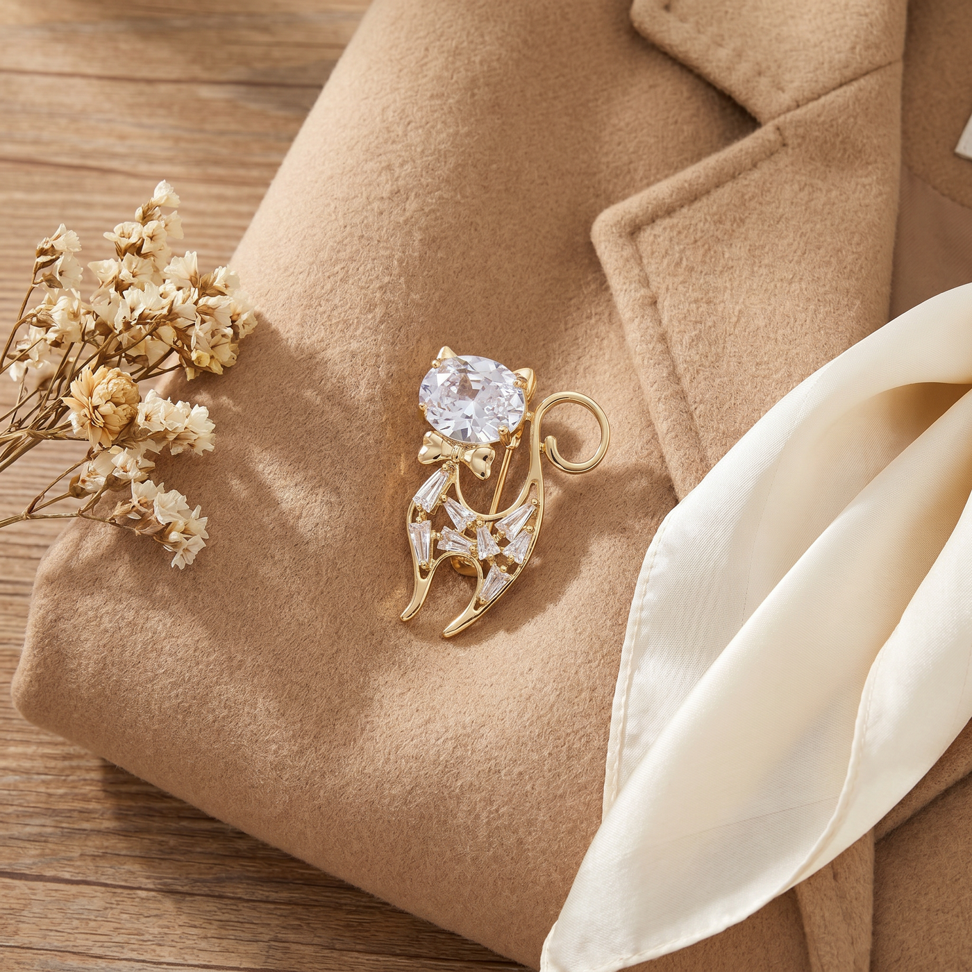 Broche Chat en cristal, bijou vintage Alyvoa portée sur un revers